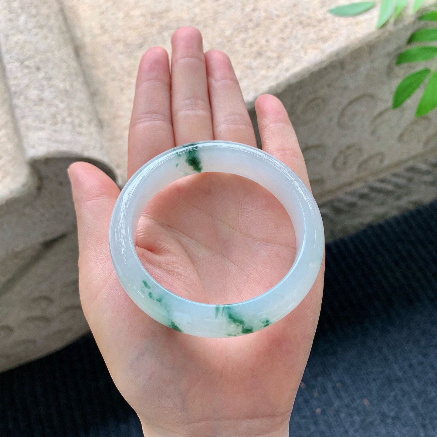 正圈53 54
【圈口】54/13.5/8.1
【描述】糯冰飘花，水润，种老，细腻，无纹裂！