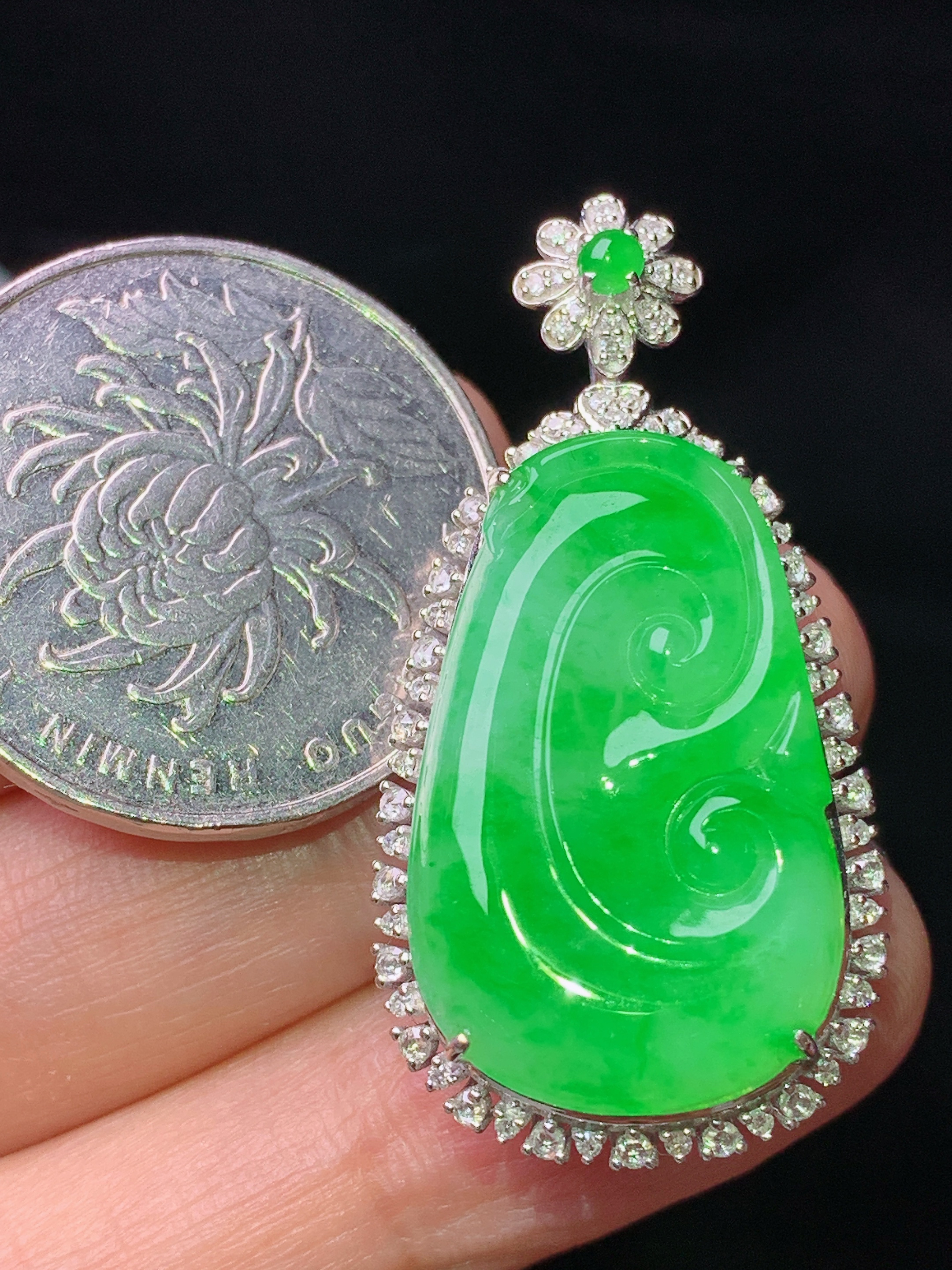 18k金钻镶嵌翠绿如意吊坠 玉质细腻 色泽艳丽清新 水润亮眼 整体尺寸38*19.2*9.3k1