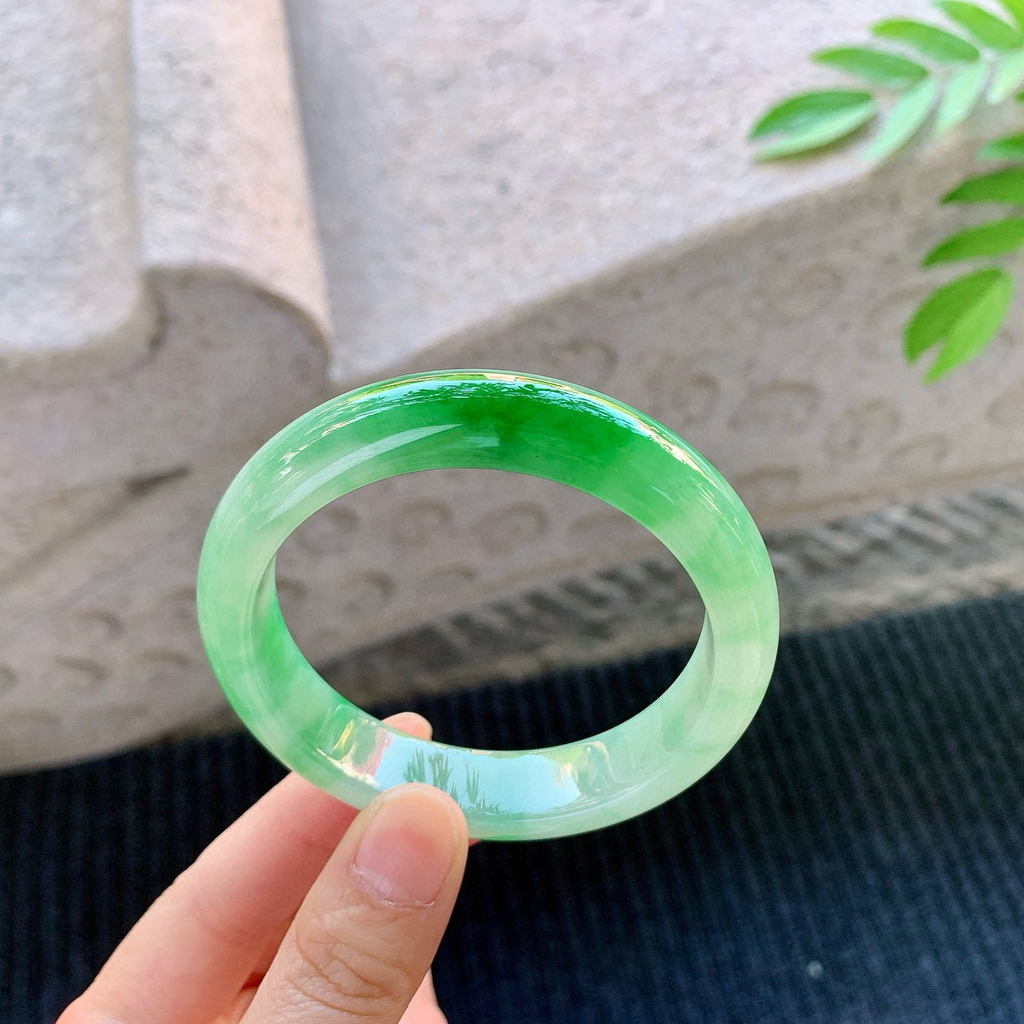 正圈55 56
【圈口】56.8/13/8.4
【描述】冰糯辣绿，水润，种老，细腻，无纹裂！