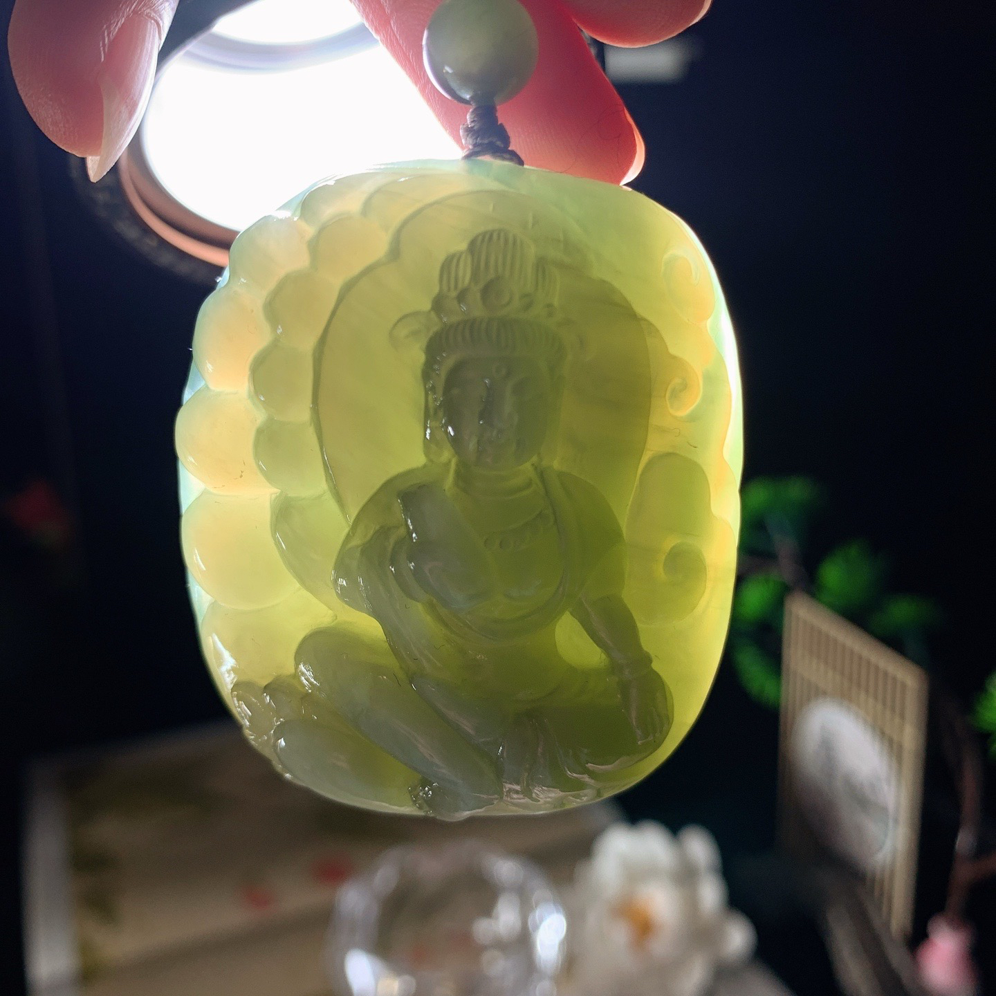 和田玉俄罗斯碧玉粉青猫眼观音挂件。尺寸51/43/19重69.8克 玉质细腻油润。手推出油。品相大气 lt260402