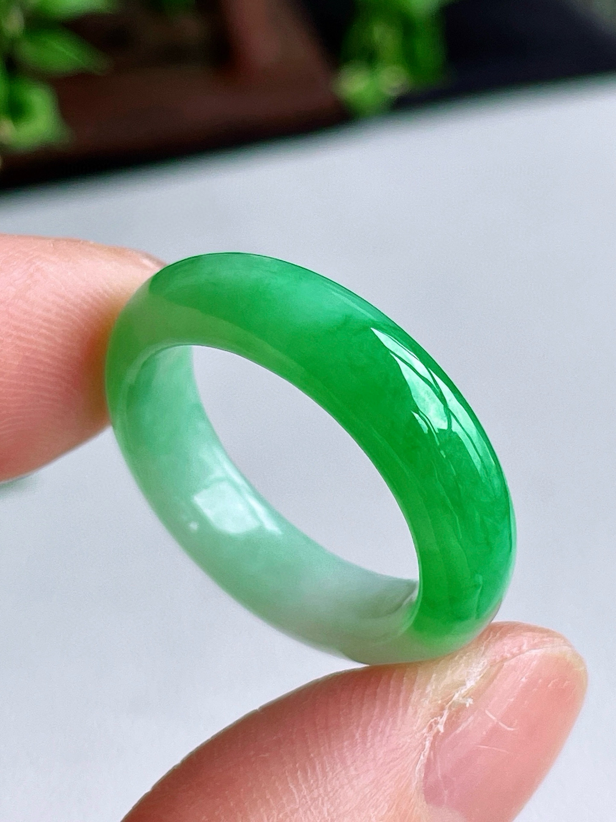 【裸石】冰飘阳绿戒圈指环
【说明】缅料 性价比高  
【尺寸】5.9-4
【圈口】19号