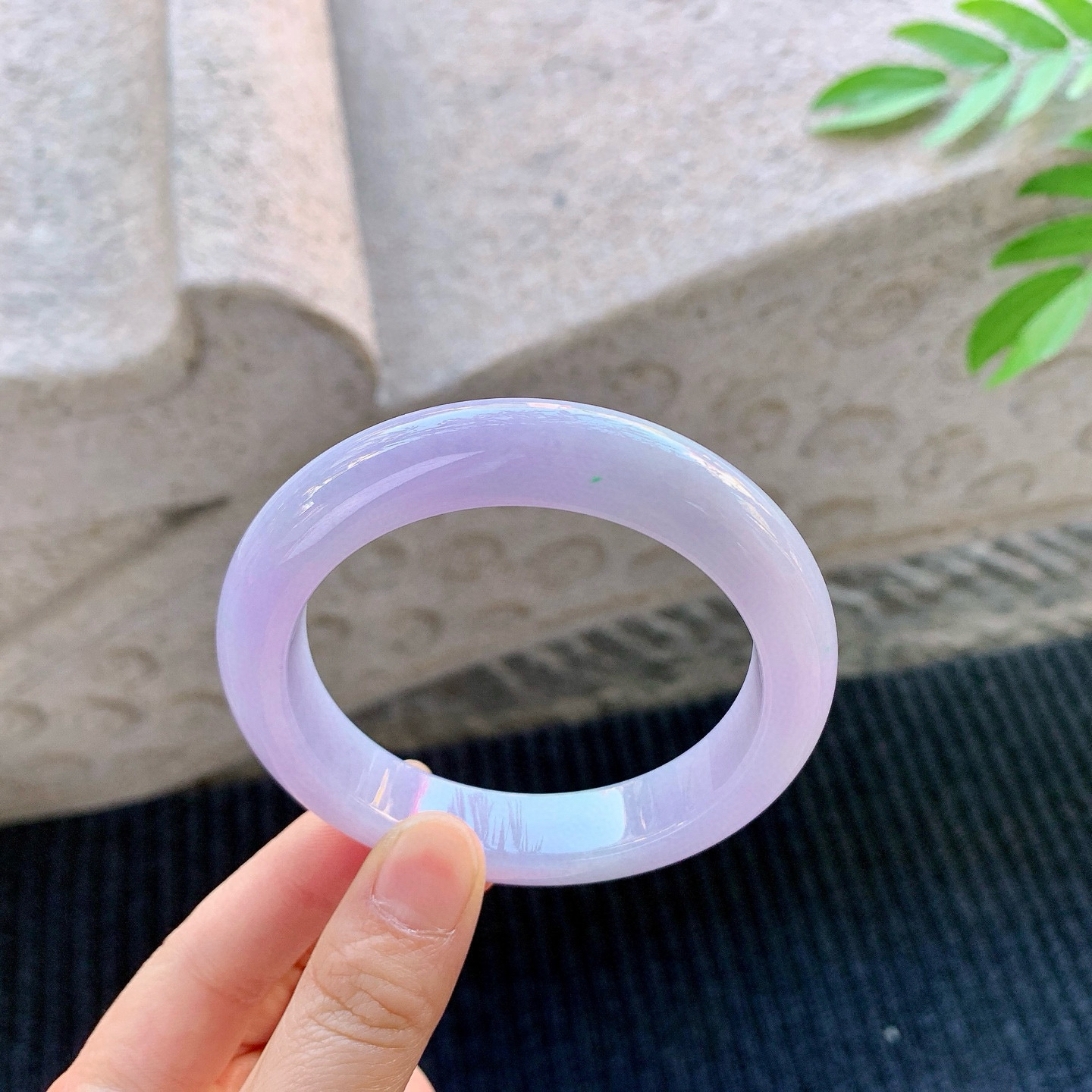 正圈57 58
【圈口】58/12.4/9.4
【描述】紫罗兰，水润，种老，细腻，无纹裂！