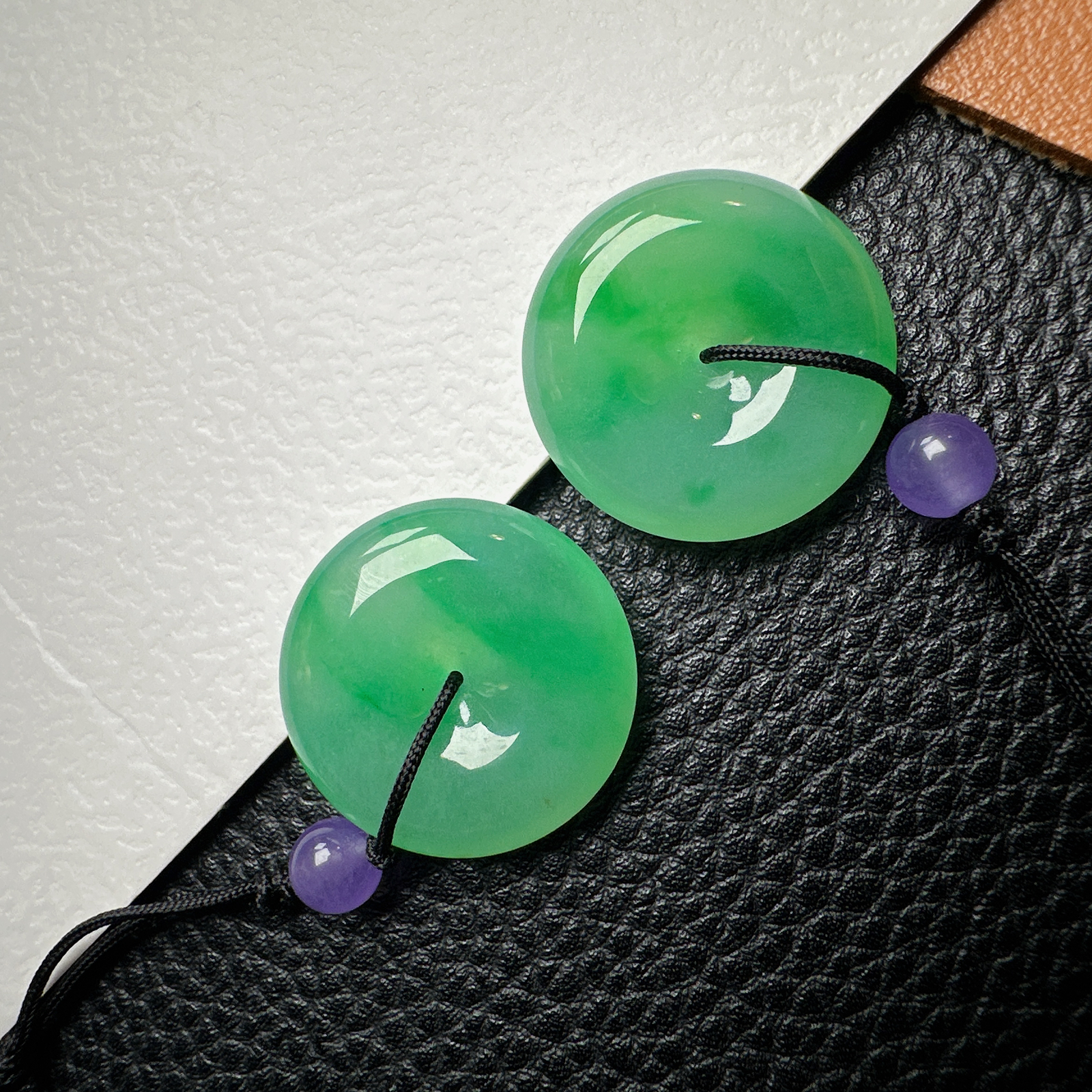 【冰种阳绿平安扣一对】质地非常细腻干净，冰润十足，种老冰透，收藏品质