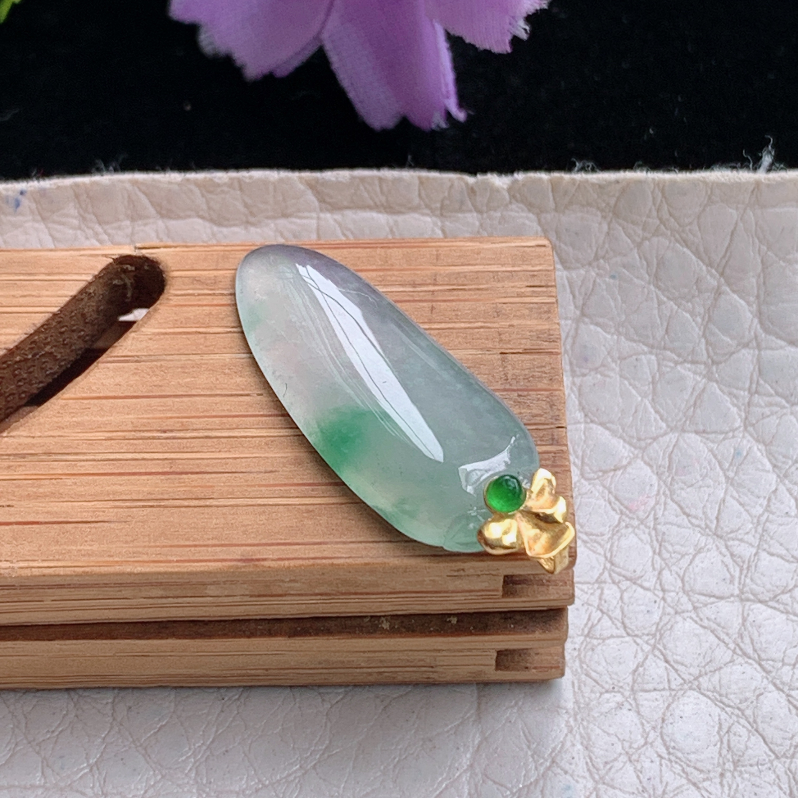 zz3实拍连金26.6*9.6*3缅甸翡翠冰透飘花精美小福瓜小吊坠 镶金锁骨坠