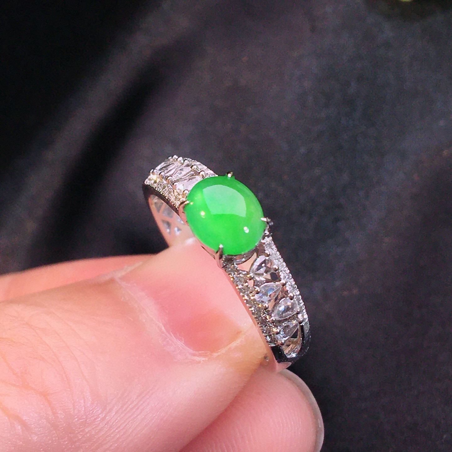 18k金镶嵌缅甸满绿翡翠蛋面戒指