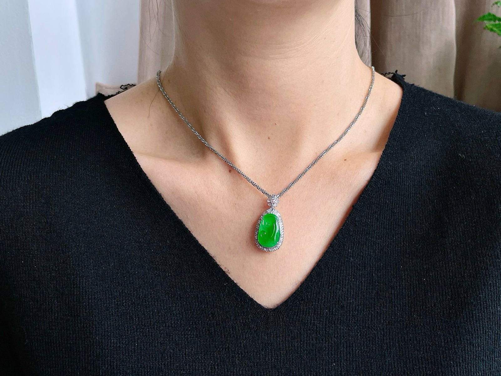 【镶嵌】高冰阳绿如意吊坠  
【说明】缅料 18k金镶嵌 性价比高  
【整体】31.3-15.8-9.7
【裸石】18.2-12-3.4