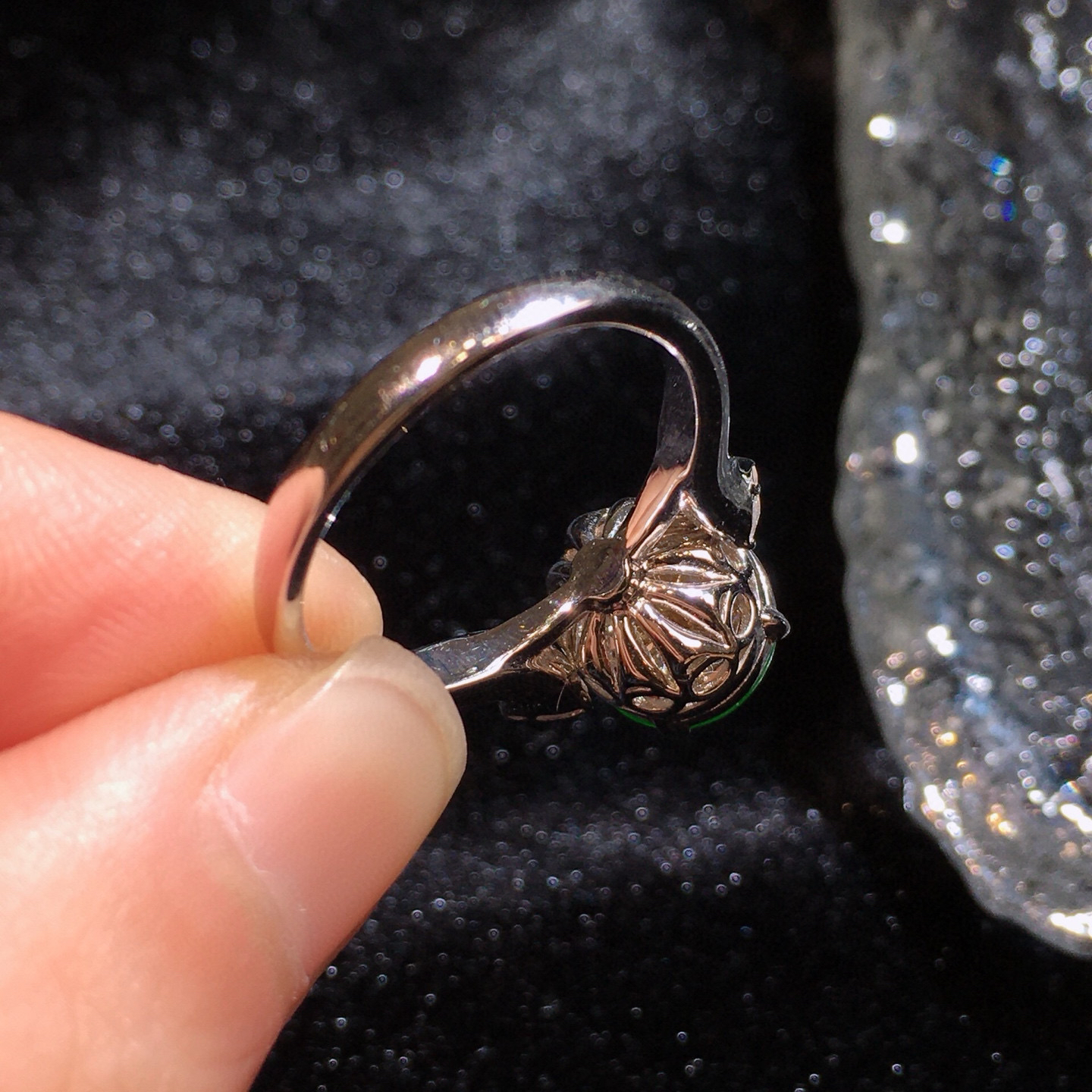 18K金镶嵌缅甸满绿翡翠蛋面戒指