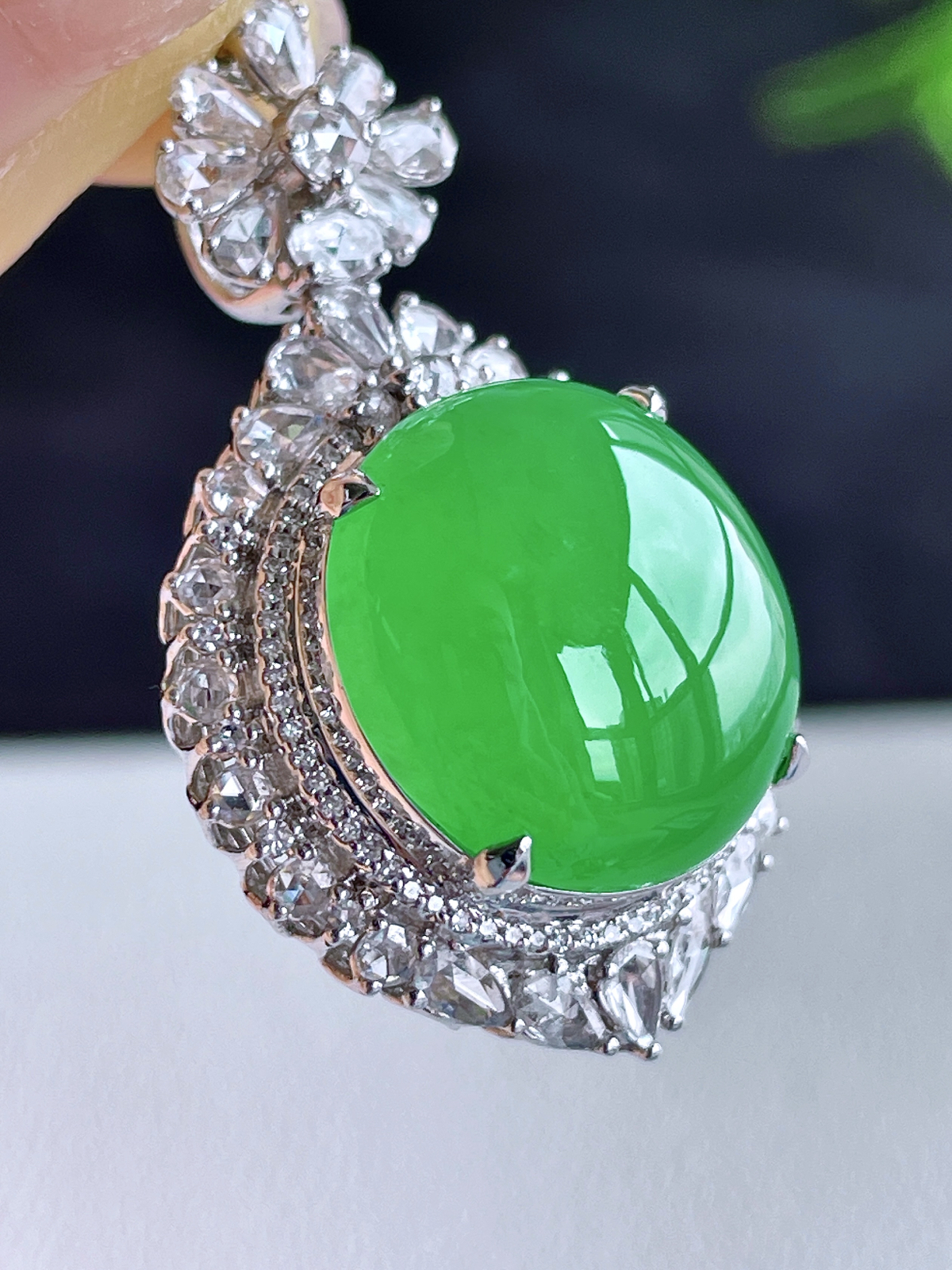 【镶嵌】高冰阳绿大蛋面大鸽子蛋吊坠  
【说明】缅料 18k金镶嵌 性价比高  
【整体】34.8