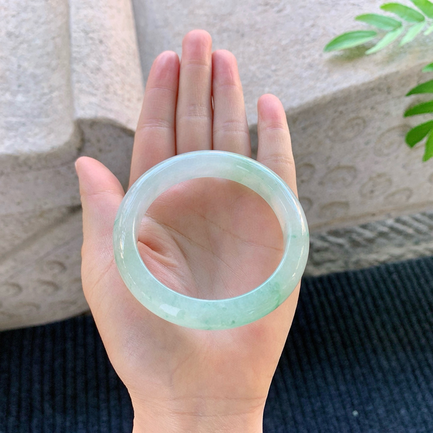 正圈53 54
【圈口】54/11.5/8.5
【描述】冰糯飘绿，水润，种老，细腻，无纹裂！