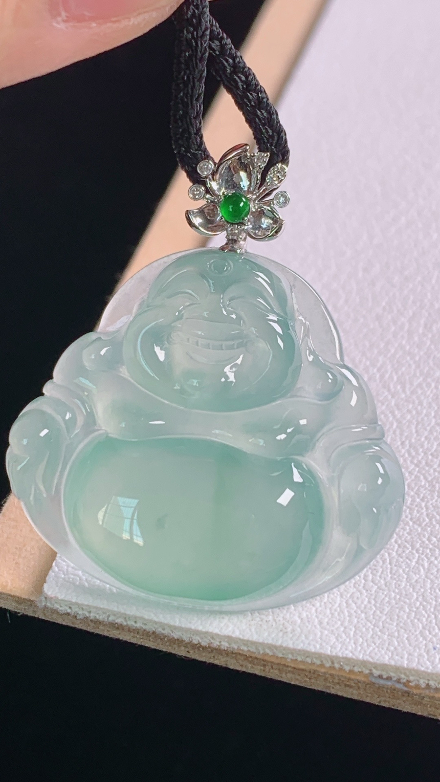 冰晴佛公吊坠，18K真金真钻
种色俱佳，清透细腻，
尺寸:31.6-24.3-27.4-6.1mm