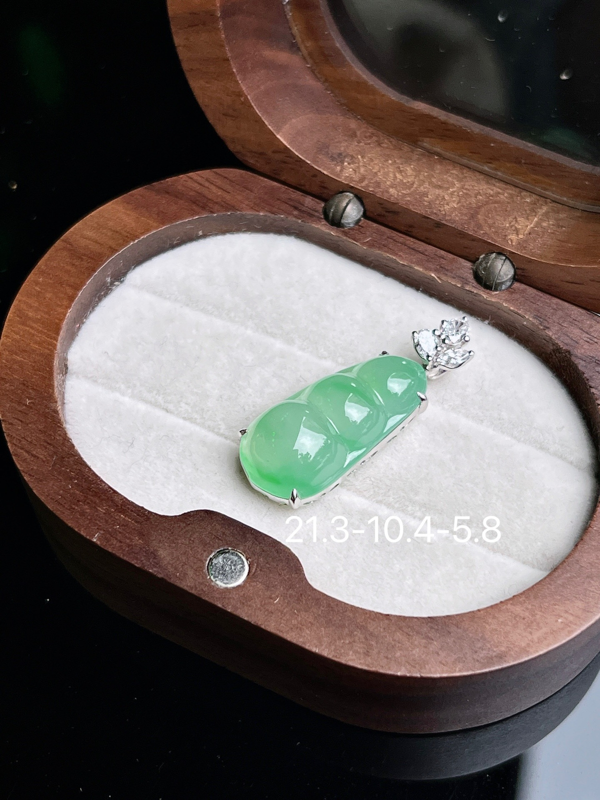 冰晴飘绿福豆吊坠
裸石尺寸21.3-10.4-5.8mm