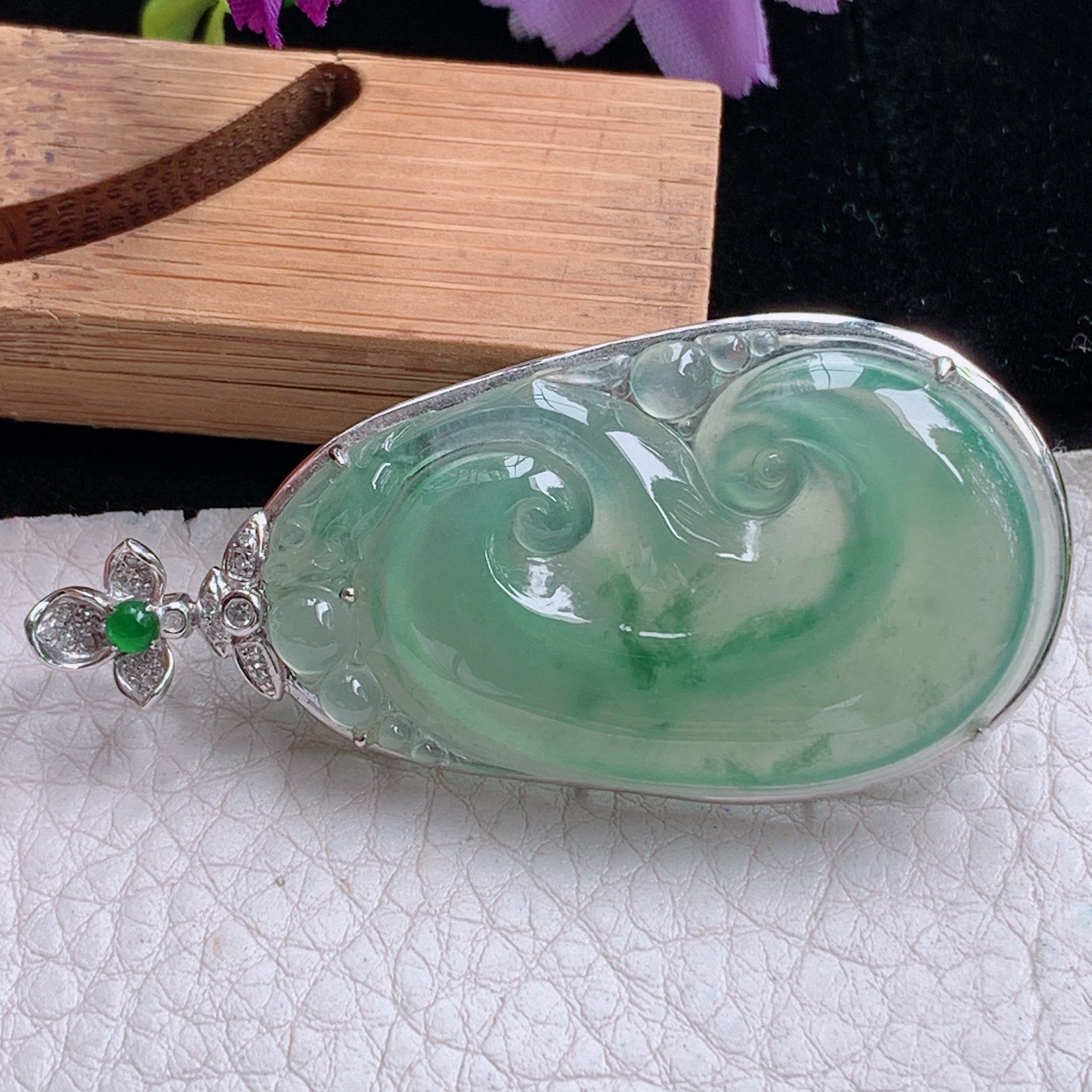 zz3实拍连金60*28.3*8.2缅甸翡翠冰种晴水大如意吊坠 豪华镶金事事如意毛衣坠，玉石约45.3*26.5*5