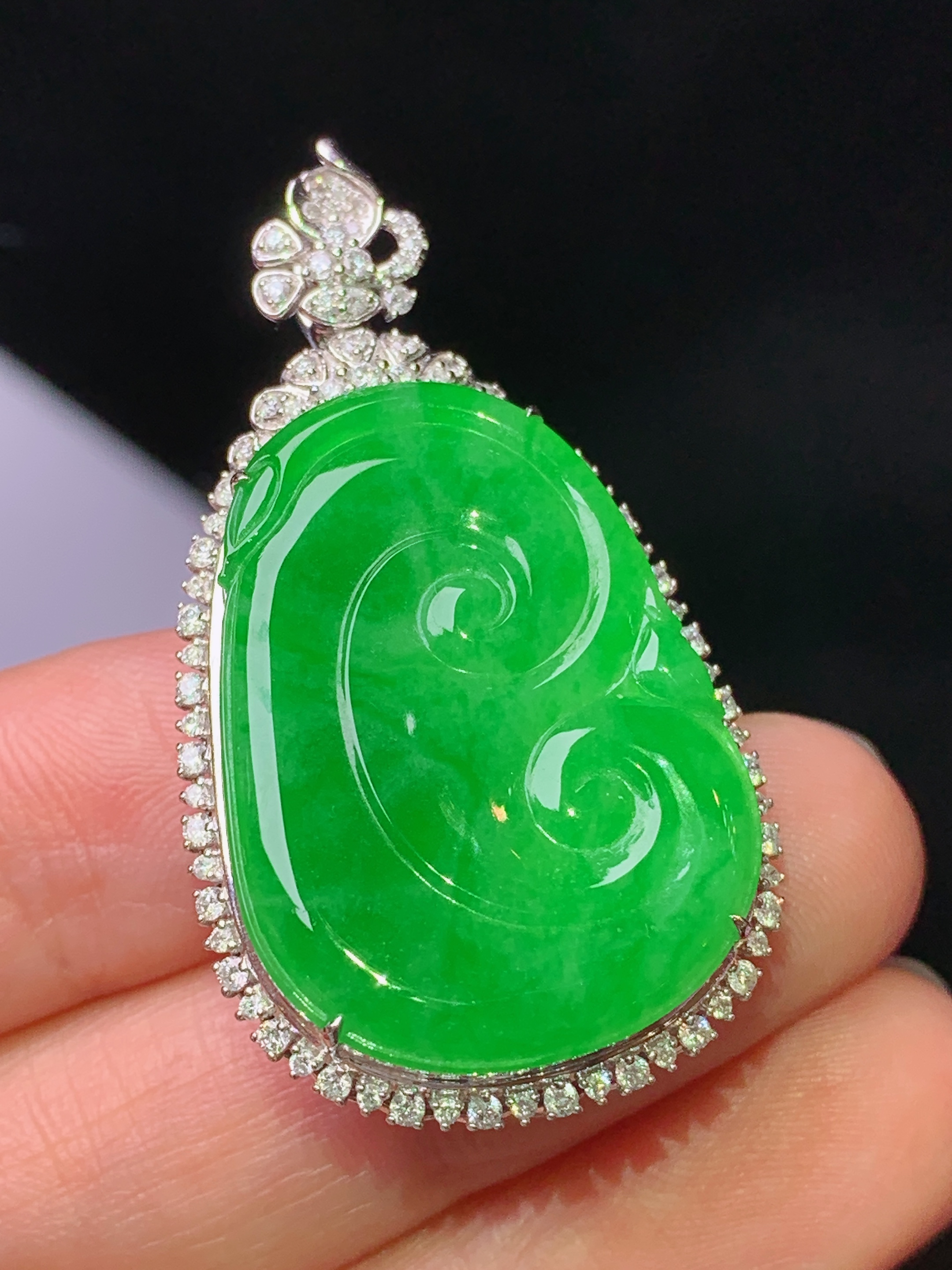 18k金钻镶嵌翠绿如意吊坠 玉质细腻 色泽艳丽清新 水润亮眼 整体尺寸40.5*22.6*10k1