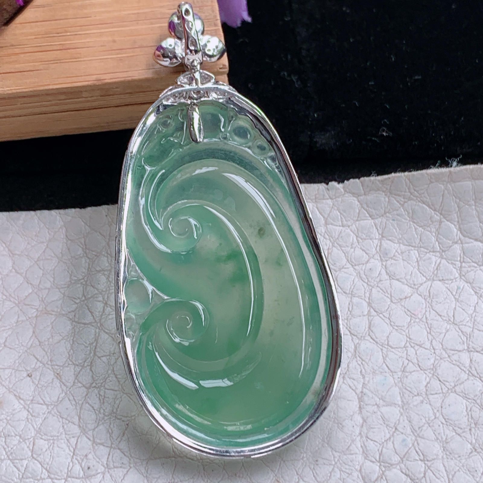 zz3实拍连金60*28.3*8.2缅甸翡翠冰种晴水大如意吊坠 豪华镶金事事如意毛衣坠，玉石约45.