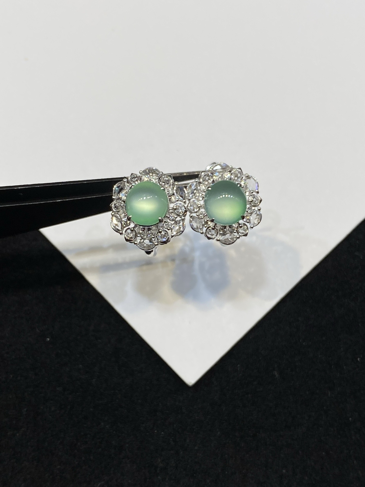 高冰 晴底 起光 蛋面 耳包 耳扣 18k

整体尺寸13.3-12.8-8.3