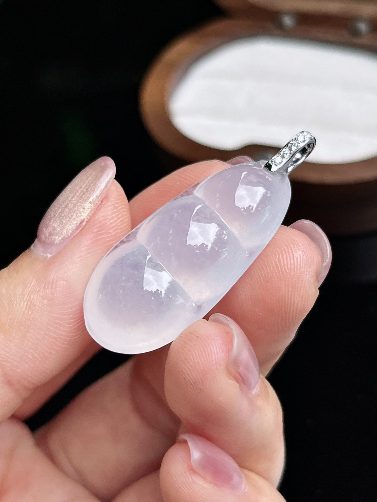 冰种福豆吊坠
裸石尺寸32.7-15.2-9.8mm