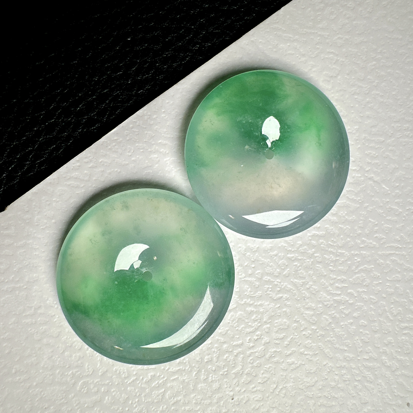 【冰种飘绿平安扣一对】质地非常细腻干净，冰润十足，种老冰透，收藏品质