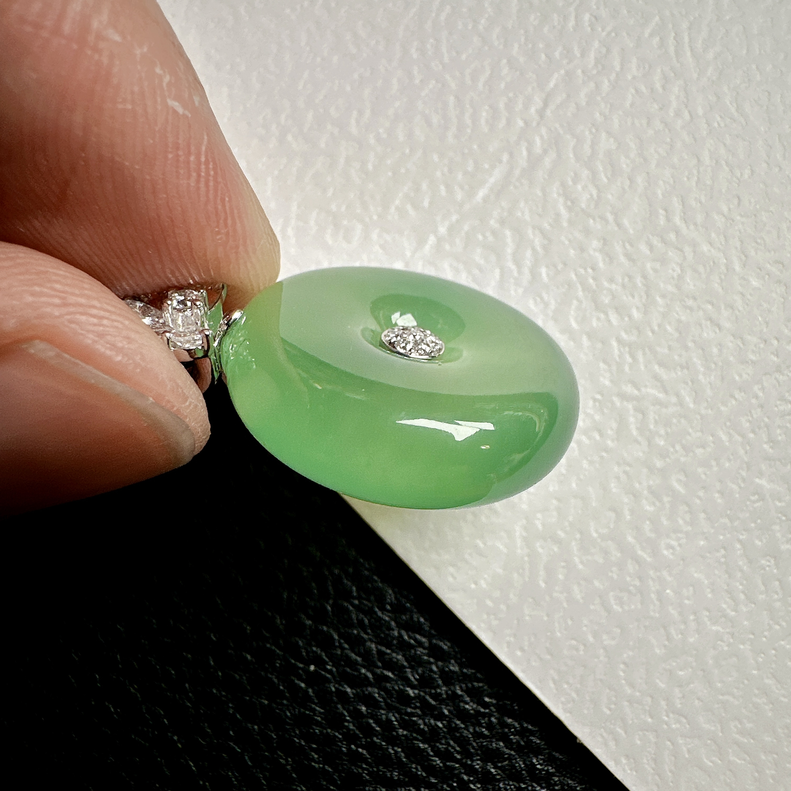 【冰种晴绿平安扣】质地细腻，品质很好，冰感十足，胶感明显，收藏品质，18k金钻镶嵌，裸石尺寸21.8*6.8毫米