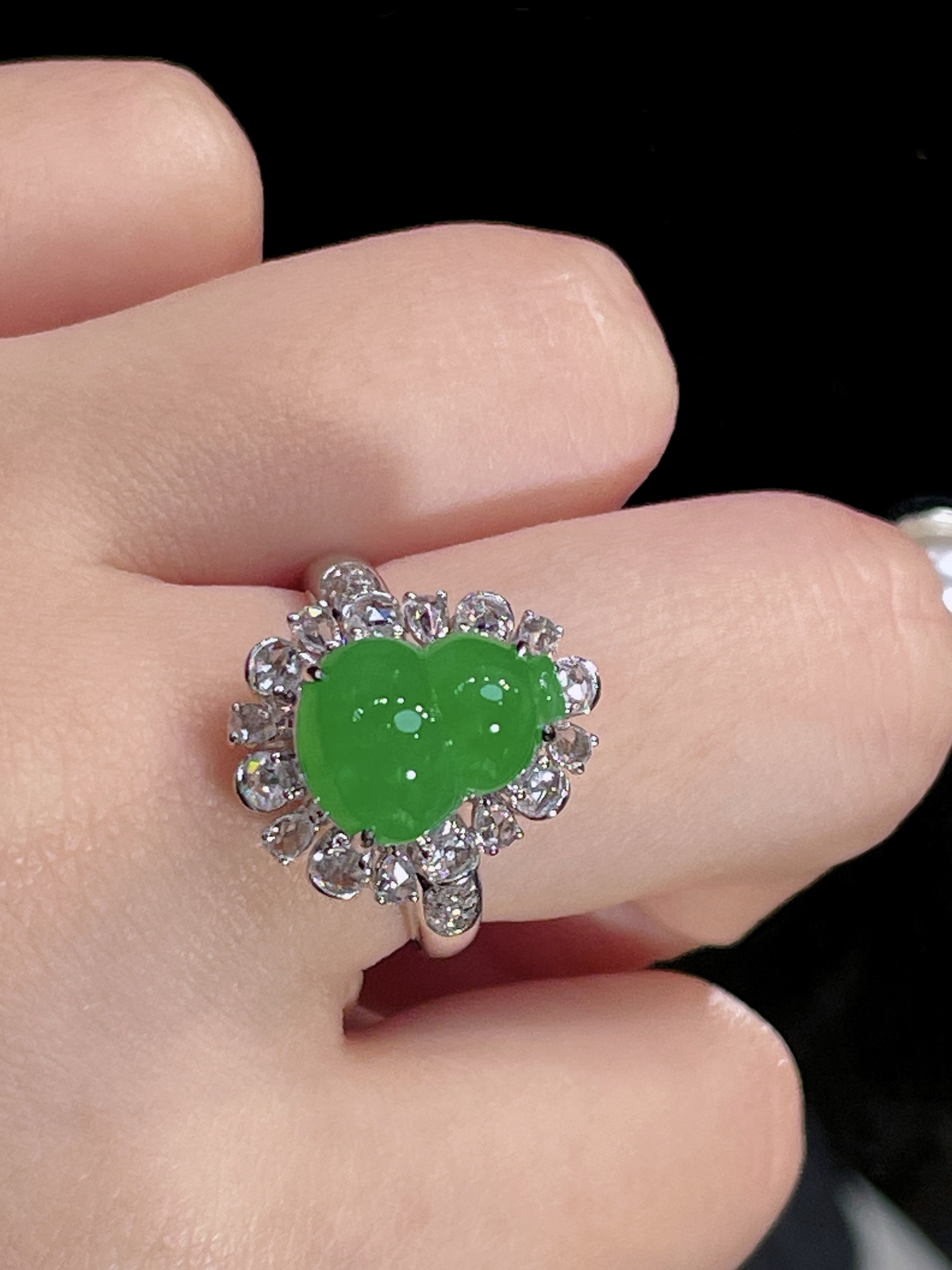 天然缅甸翡翠A货
满绿葫芦戒指
18k金镶嵌钻石 
细腻水灵 实拍接近