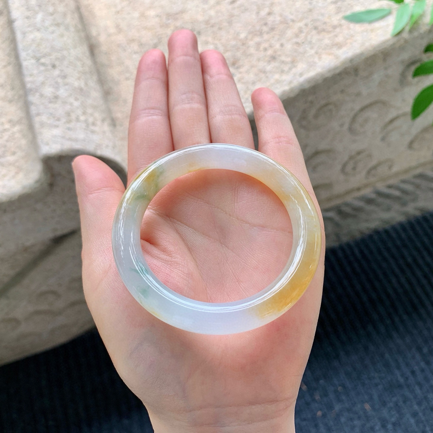 圆条49 50
【圈口】50.5/9/9
【描述】冰糯黄翡，水润，种老，细腻，无纹裂！