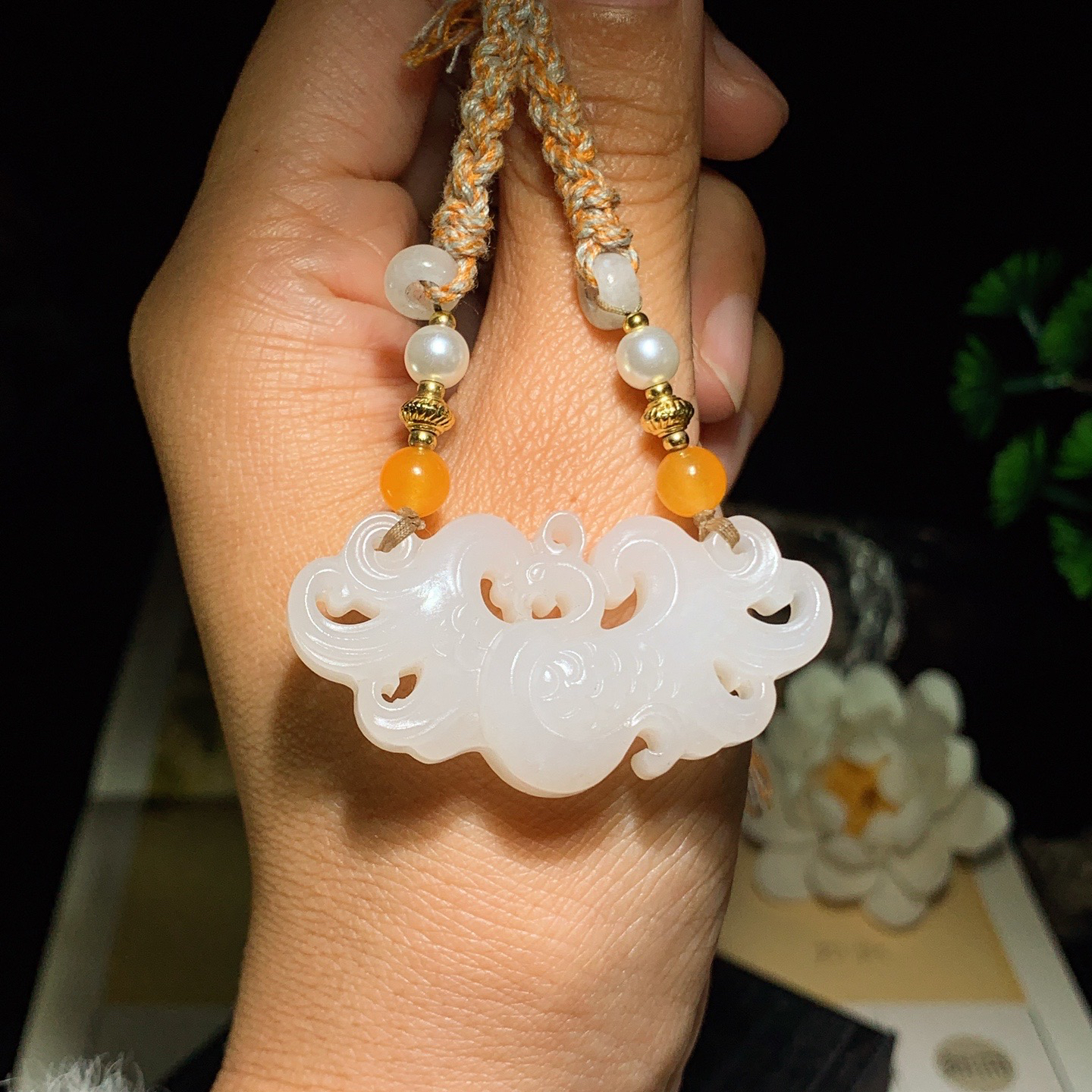 和田玉白玉仿古风挂件。尺寸24/48/11重22.5克 玉质细腻油润 底色纯净 脂粉好，品质好。lt260402