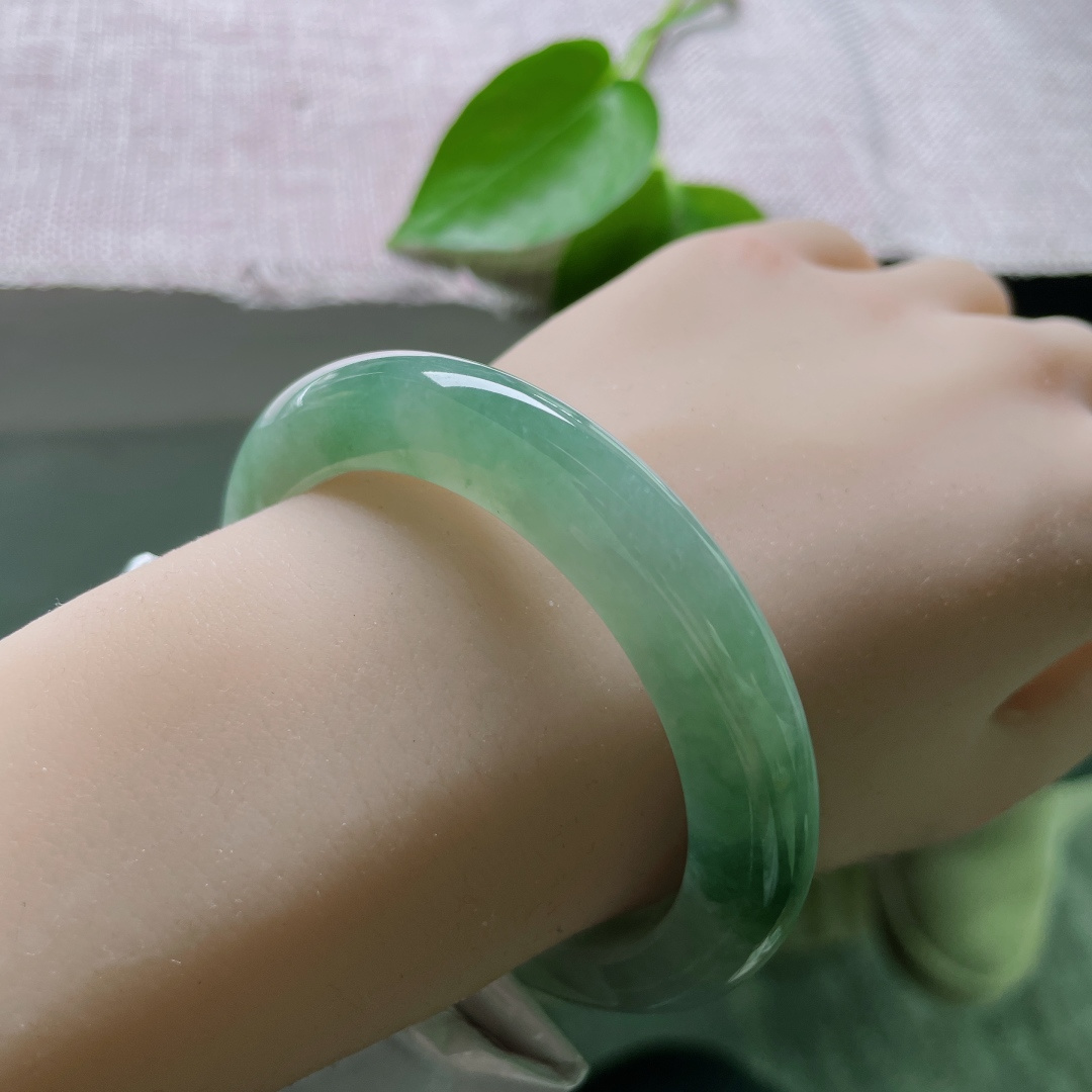 54.5/10.2/9.6，湖水绿正圈，水头好，版型厚装的，饱满，沉稳内敛，ss50280a