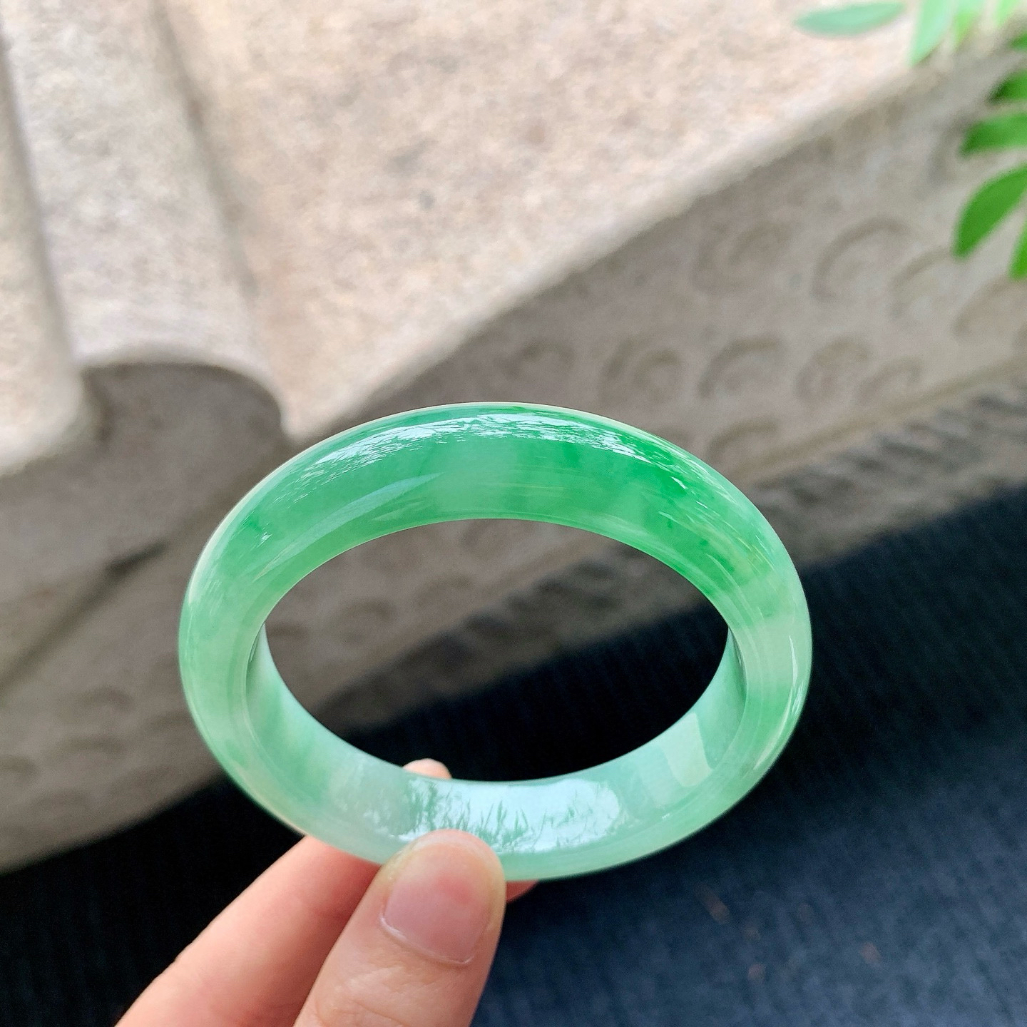 正圈53 54
【圈口】54/12.5/8.3
【描述】冰糯辣绿，水润，种老，细腻，无纹裂！