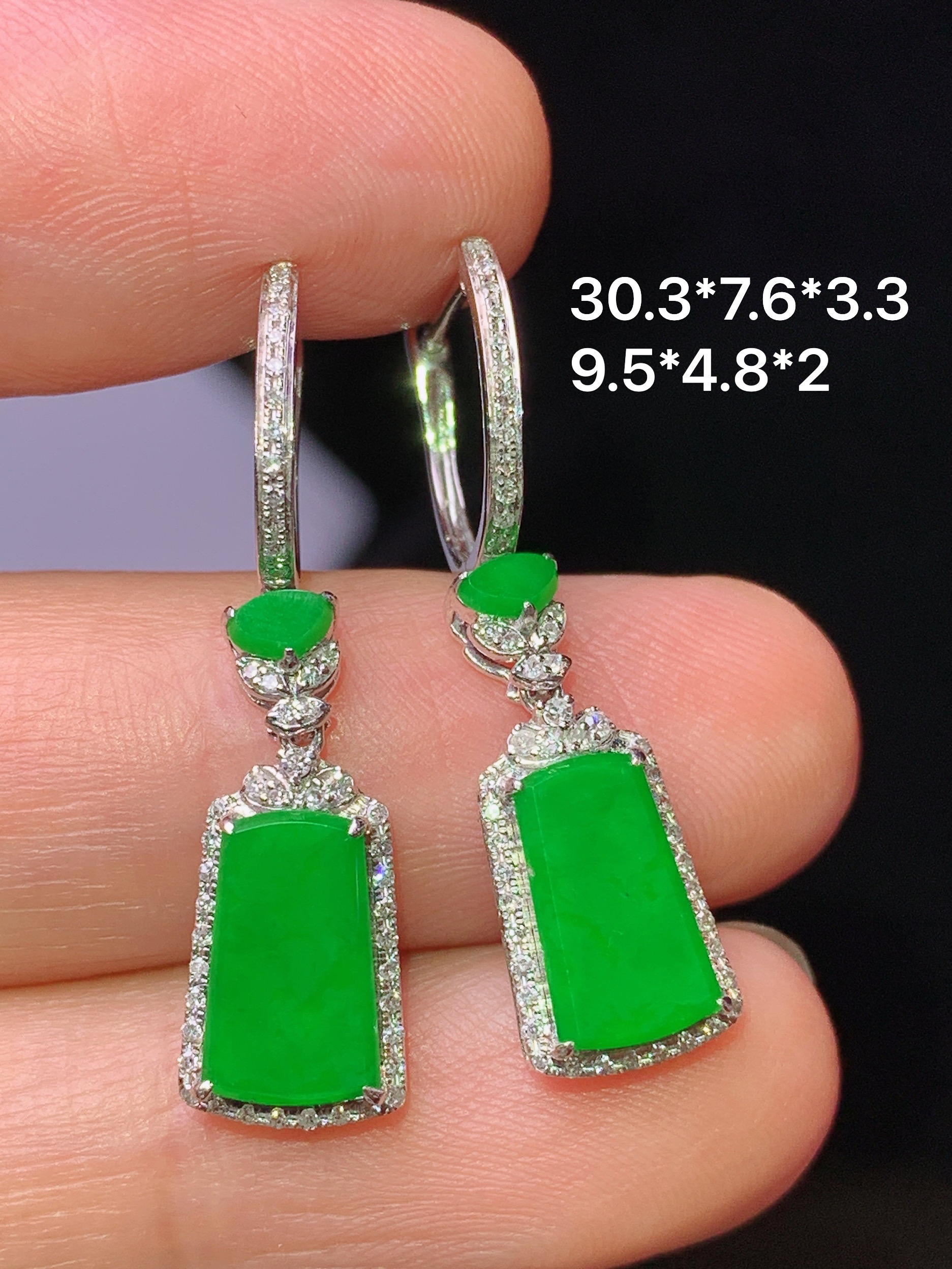 18k金钻镶嵌满绿无事牌耳坠 玉质细腻 色泽艳丽清新 水润亮眼 整体尺寸30.3*7.6*3.3y4