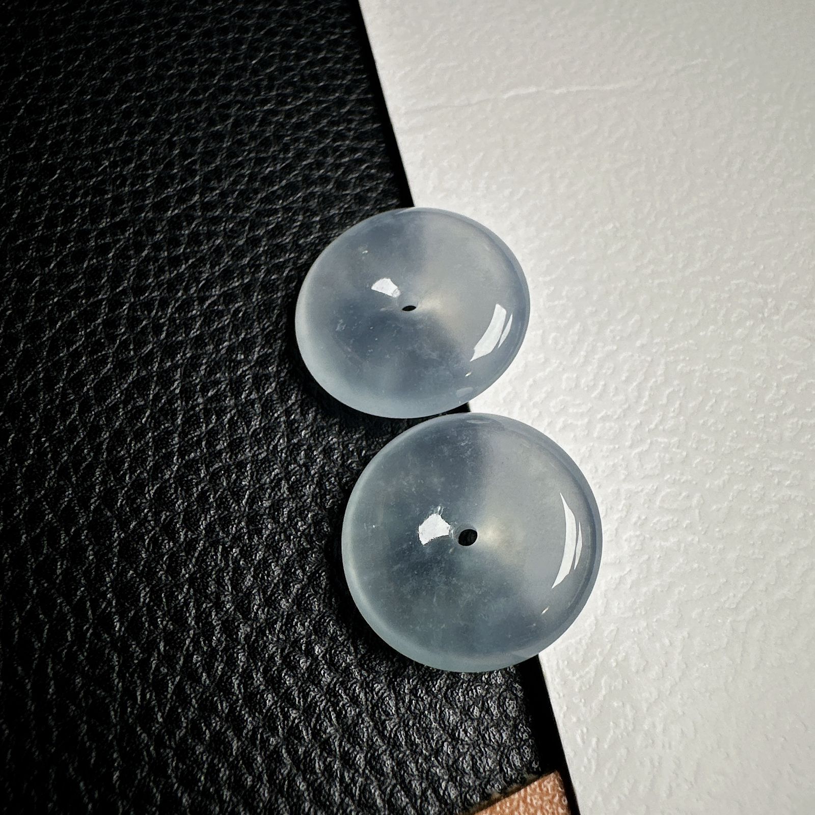 【冰种平安扣一对】质地细腻冰润，品质很好，冰感十足，胶感明显，收藏品质。