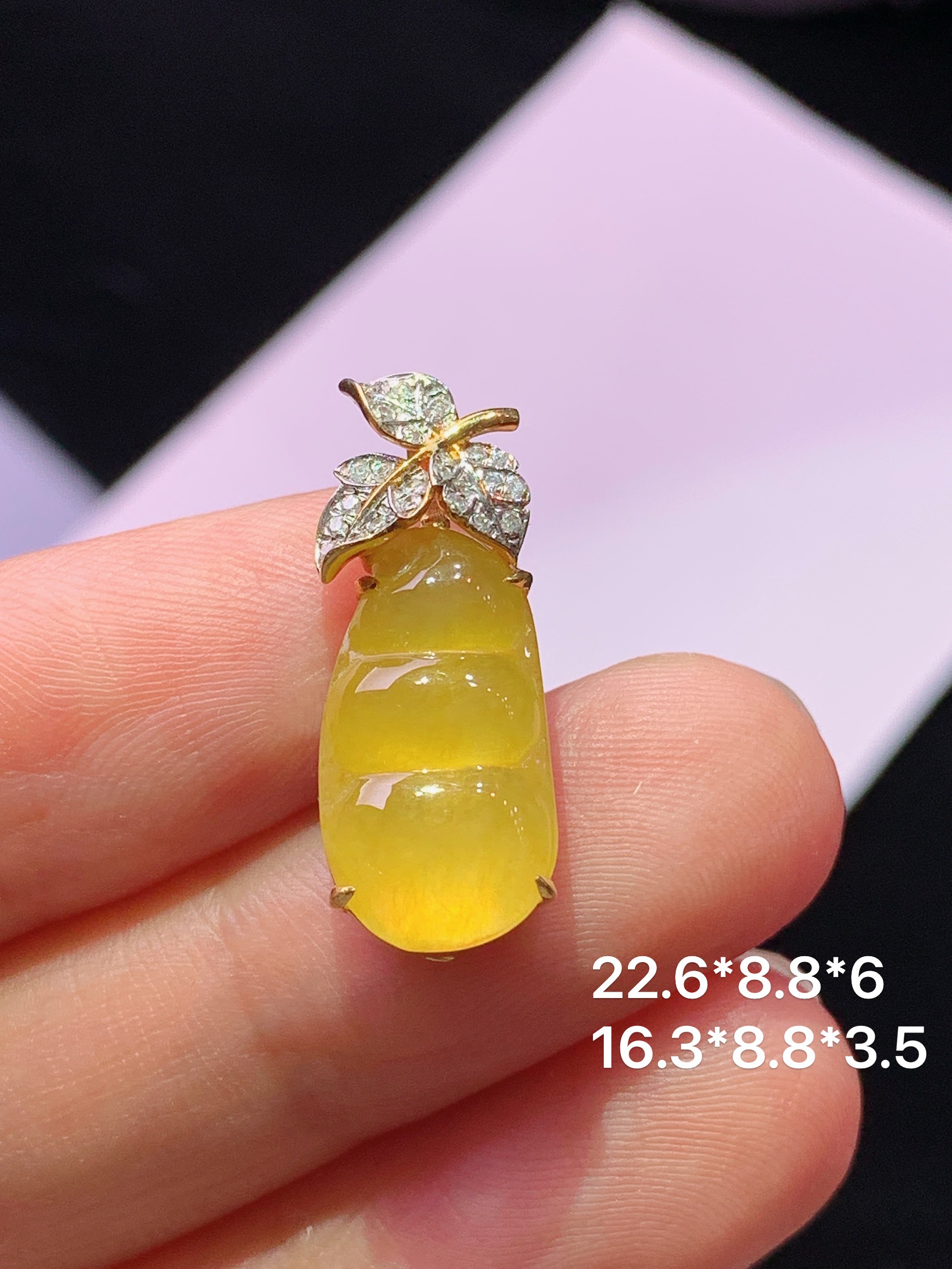 18k金钻镶嵌黄翡四季豆吊坠 玉质细腻 色泽艳丽清新 水润亮眼 整体尺寸22.6*8.8*6m5
