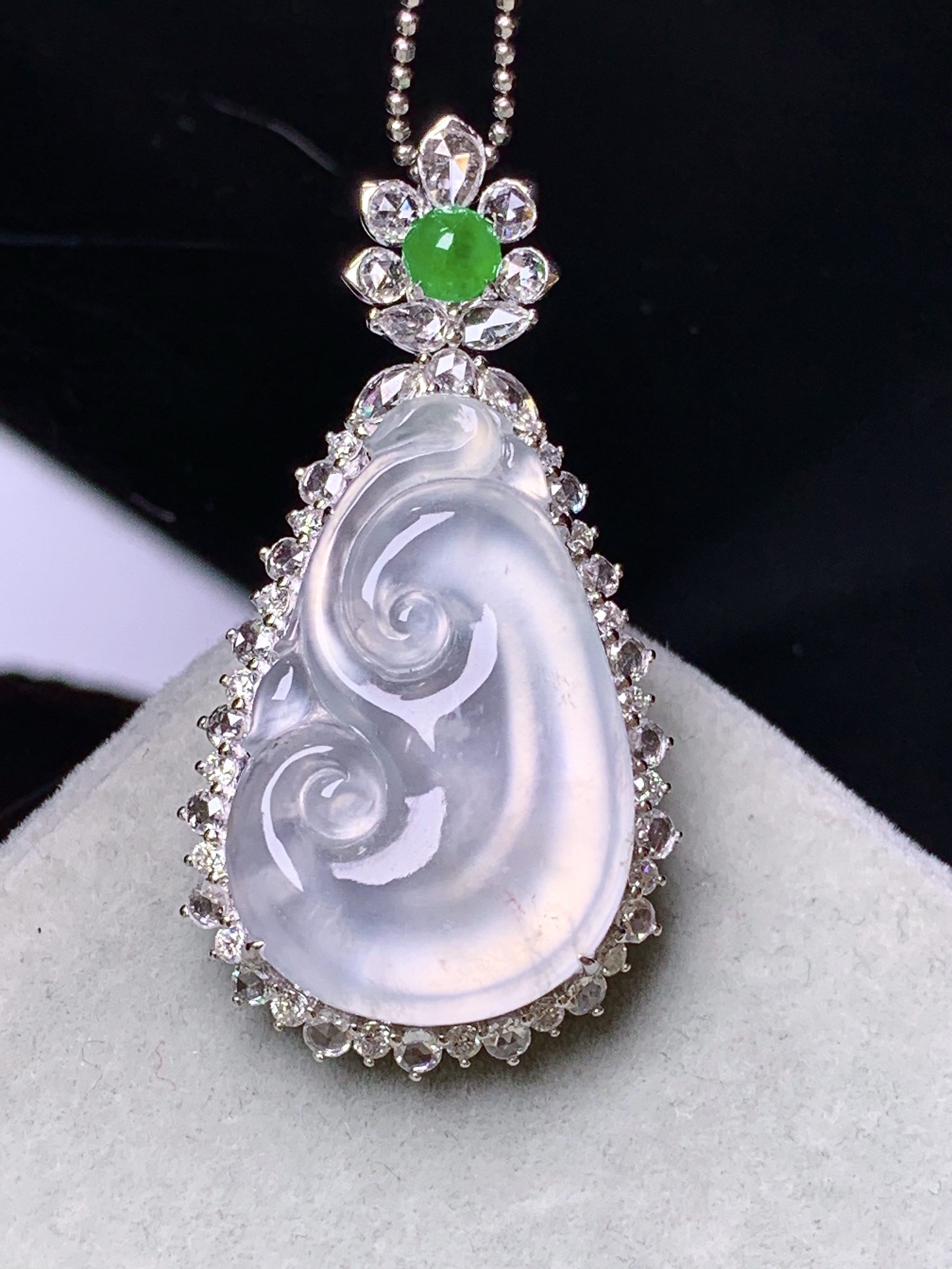 18k金钻镶嵌吊坠 玉质细腻 色泽艳丽清新 水润亮眼 整体尺寸38.8*20.2*8.5m5