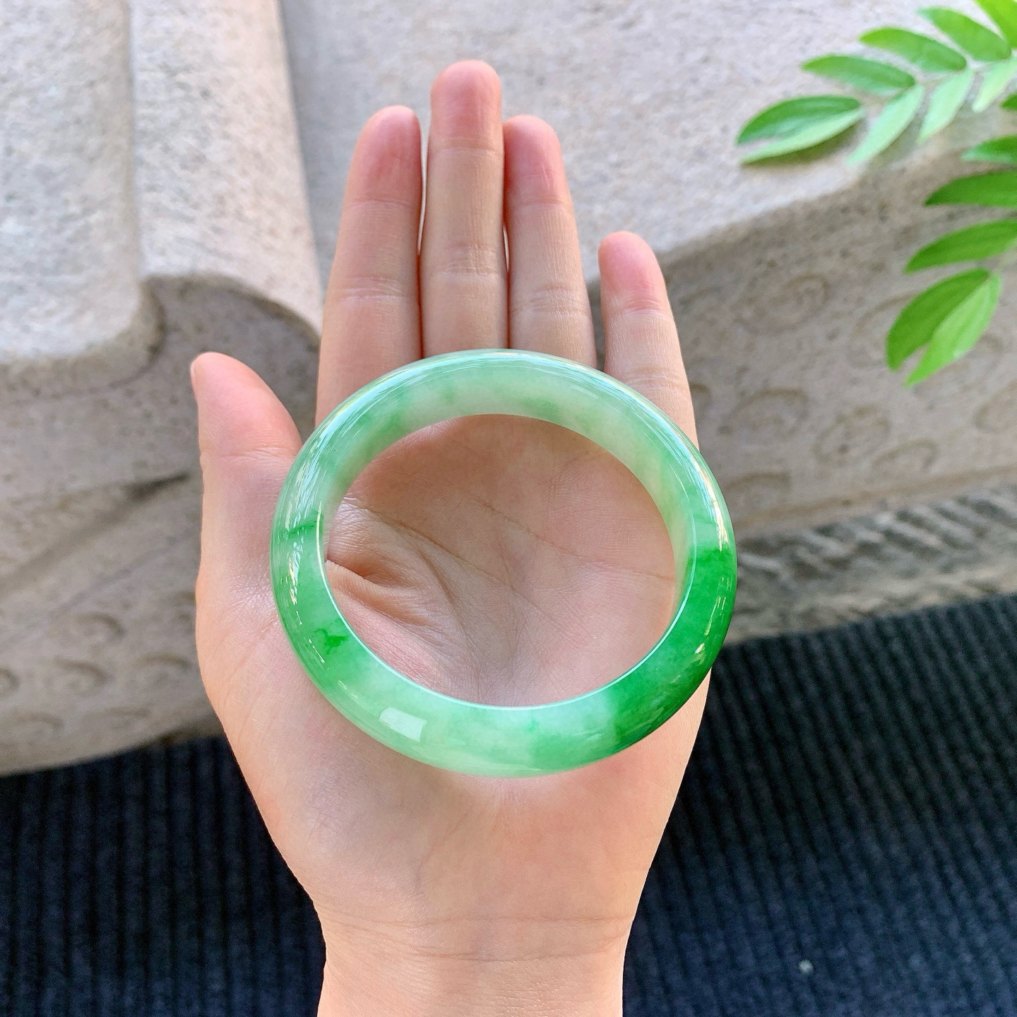 正圈55 56
【圈口】56.8/13/8.4
【描述】冰糯辣绿，水润，种老，细腻，无纹裂！