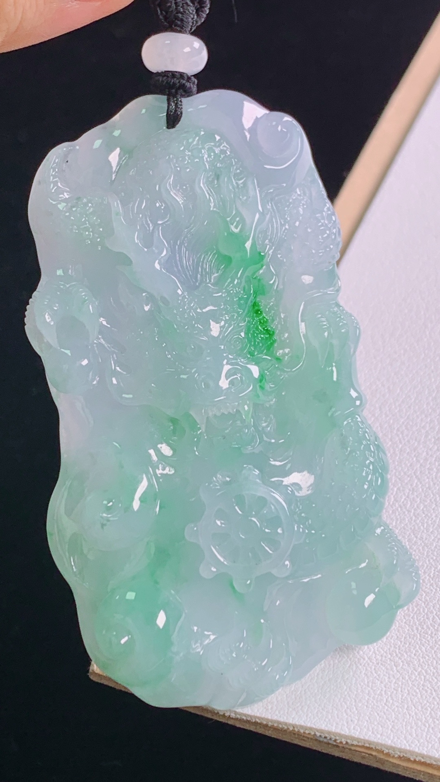 冰飘绿龙牌
翠色灵动，雕工精湛，霸气
尺寸:79.5-72.8-41.8-10.7mm