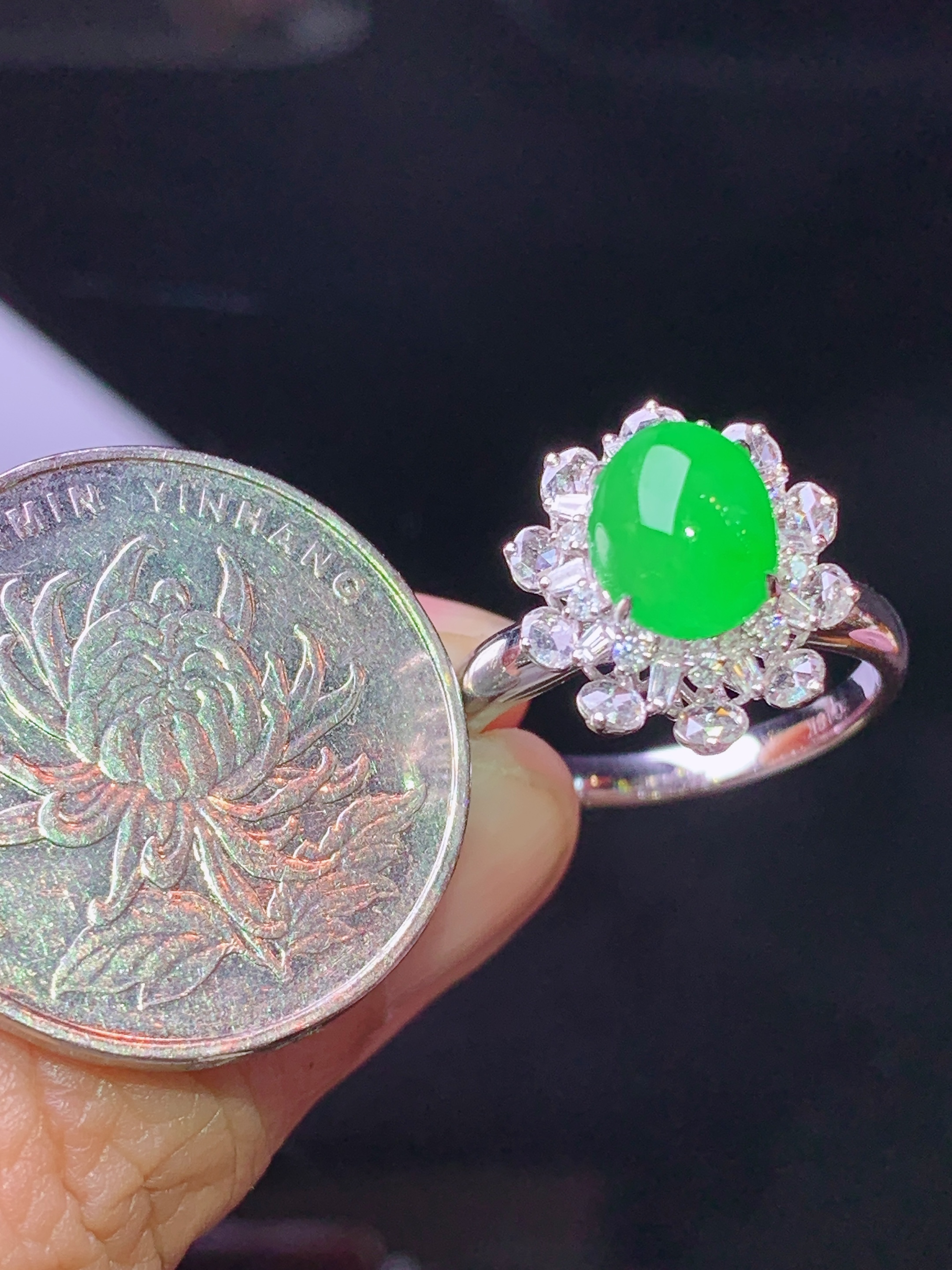 18k金钻镶嵌翠绿蛋面戒指 玉质细腻 色泽艳丽清新 水润亮眼 圈口14 整体尺寸14.8*13*11.5k1