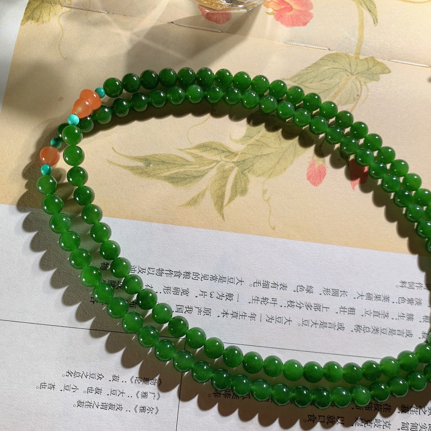 和田玉阳绿俄罗斯碧玉108佛珠项链。单颗尺寸6！玉质细腻油润 底色纯净 脂粉好，品质好。lt260402