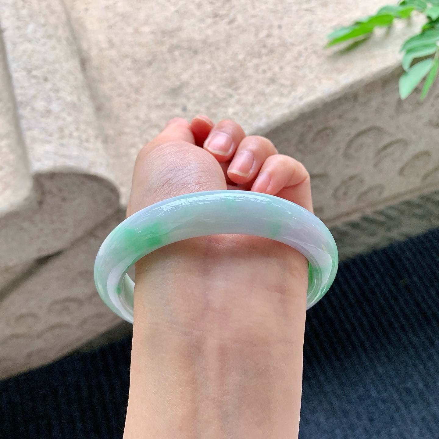 正圈61 62
【圈口】62.7/12.5/9.3
【描述】春彩，水润，种老，细腻，无纹裂！