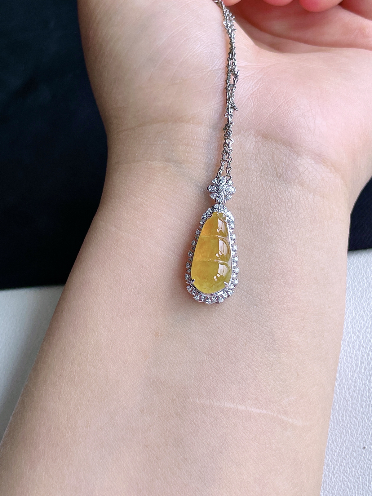 【镶嵌】冰黄翡豆子黄翡福豆吊坠  
【说明】缅料 18k金镶嵌 性价比高  
【整体】28-11-9.4
【裸石】17.4-8.2-4