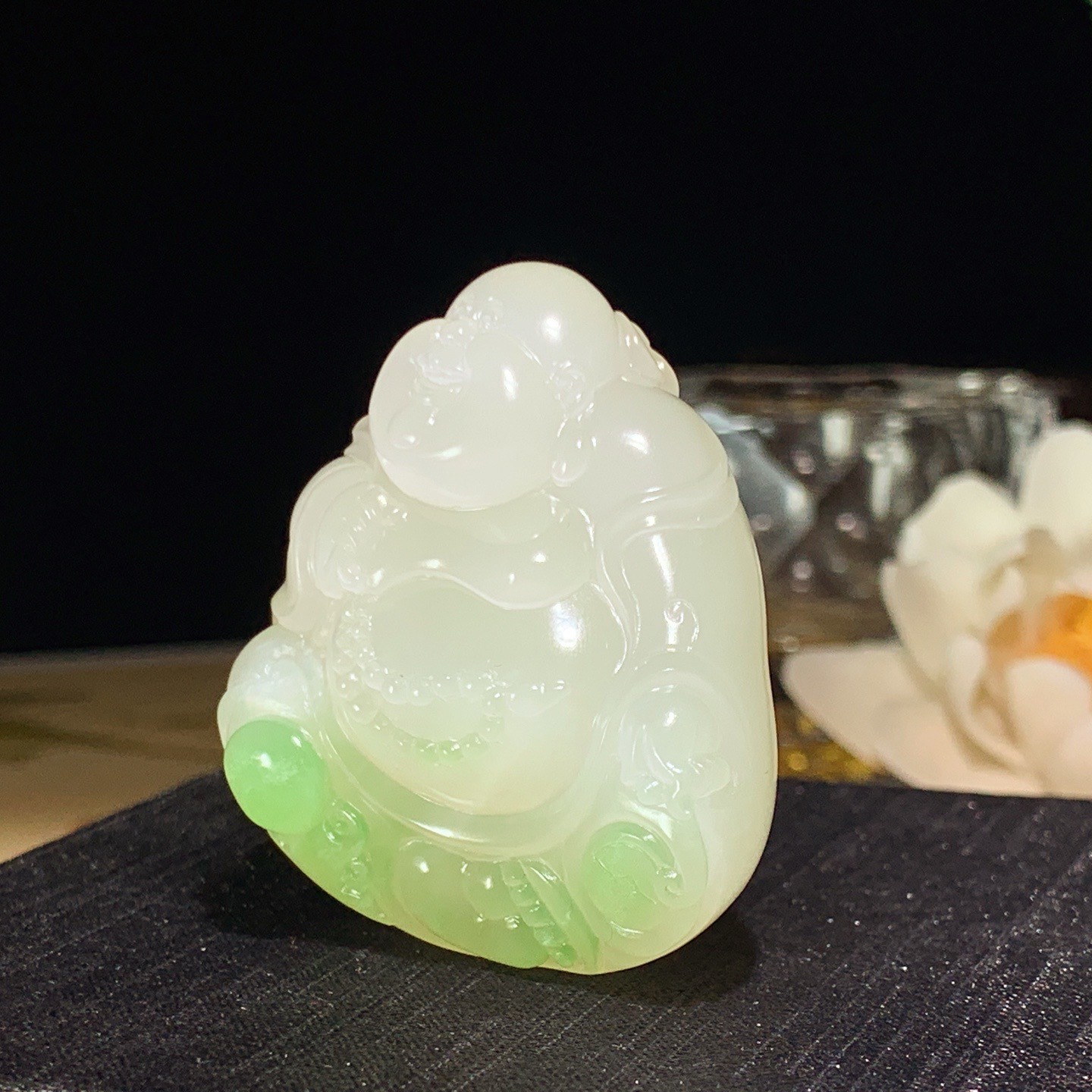 和田玉青海翠翠青佛引福来挂件 尺寸44/40/23重53.5克。玉质细腻油润。手推出油。品相大气lt260402