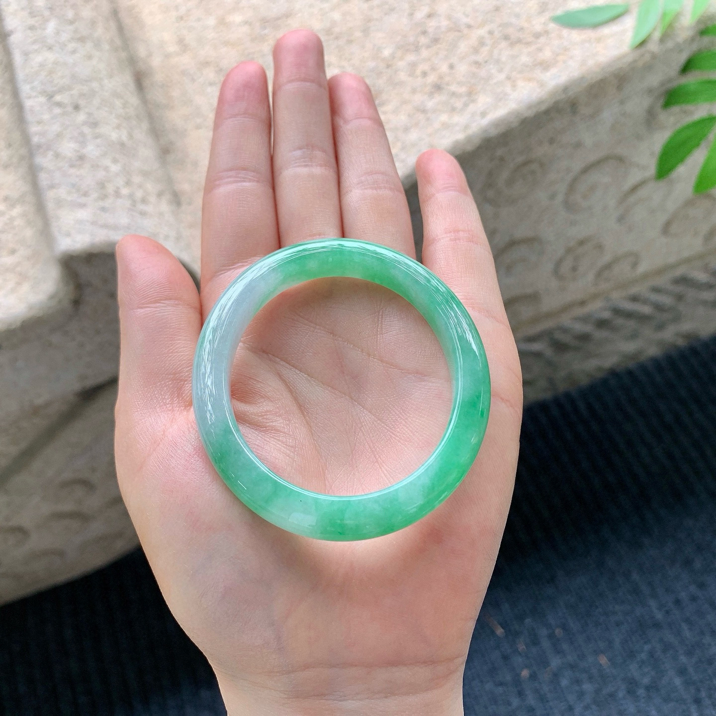 贵妃52 53
【圈口】53.1/45.2/9/7.5
【描述】阳绿，水润，种老，细腻，无纹裂！