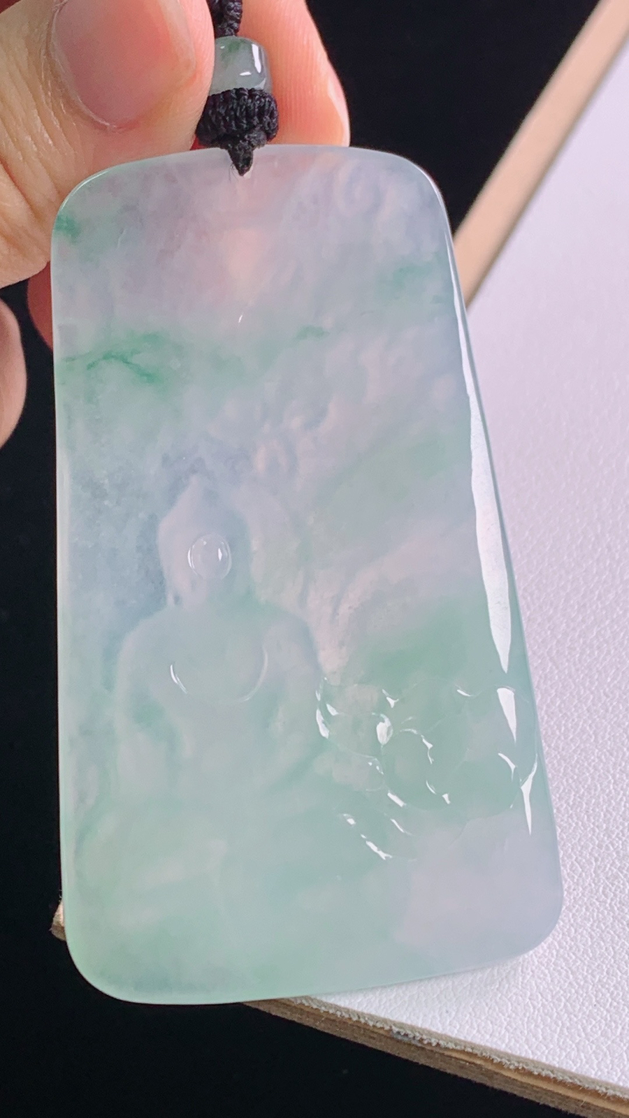 冰飘花大日如来
花色灵动，水润清爽
尺寸:74.0-65.7-38.4-5.2mm