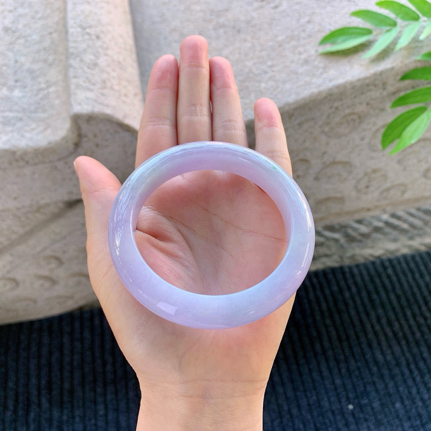 正圈57 58
【圈口】58/12.4/9.4
【描述】紫罗兰，水润，种老，细腻，无纹裂！