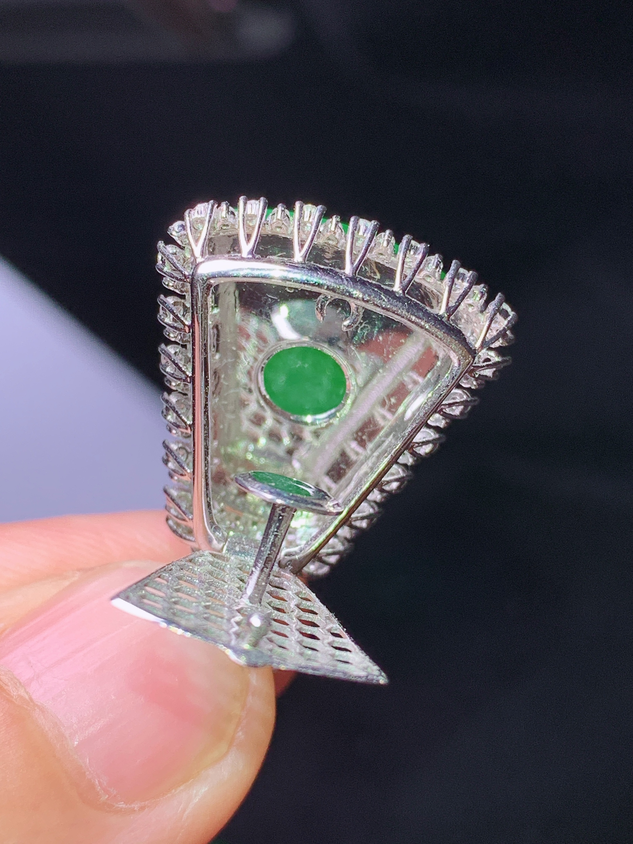 18k金钻镶嵌翠绿无事牌吊坠 玉质细腻 色泽艳丽清新 水润亮眼 整体尺寸29.6*18.6*9.5k1