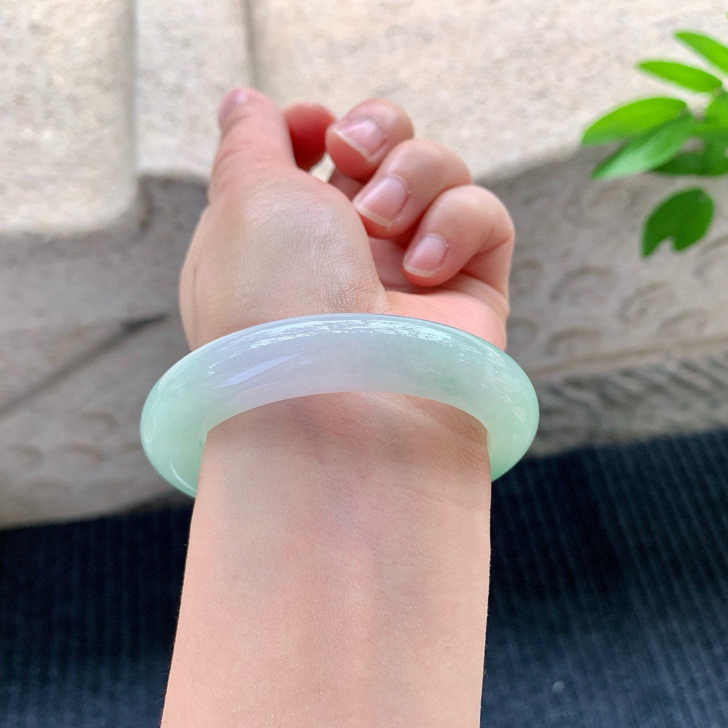 正圈51 52
【圈口】52.9/11.4/9.3
【描述】糯冰果绿，水润，种老，细腻，无纹裂！