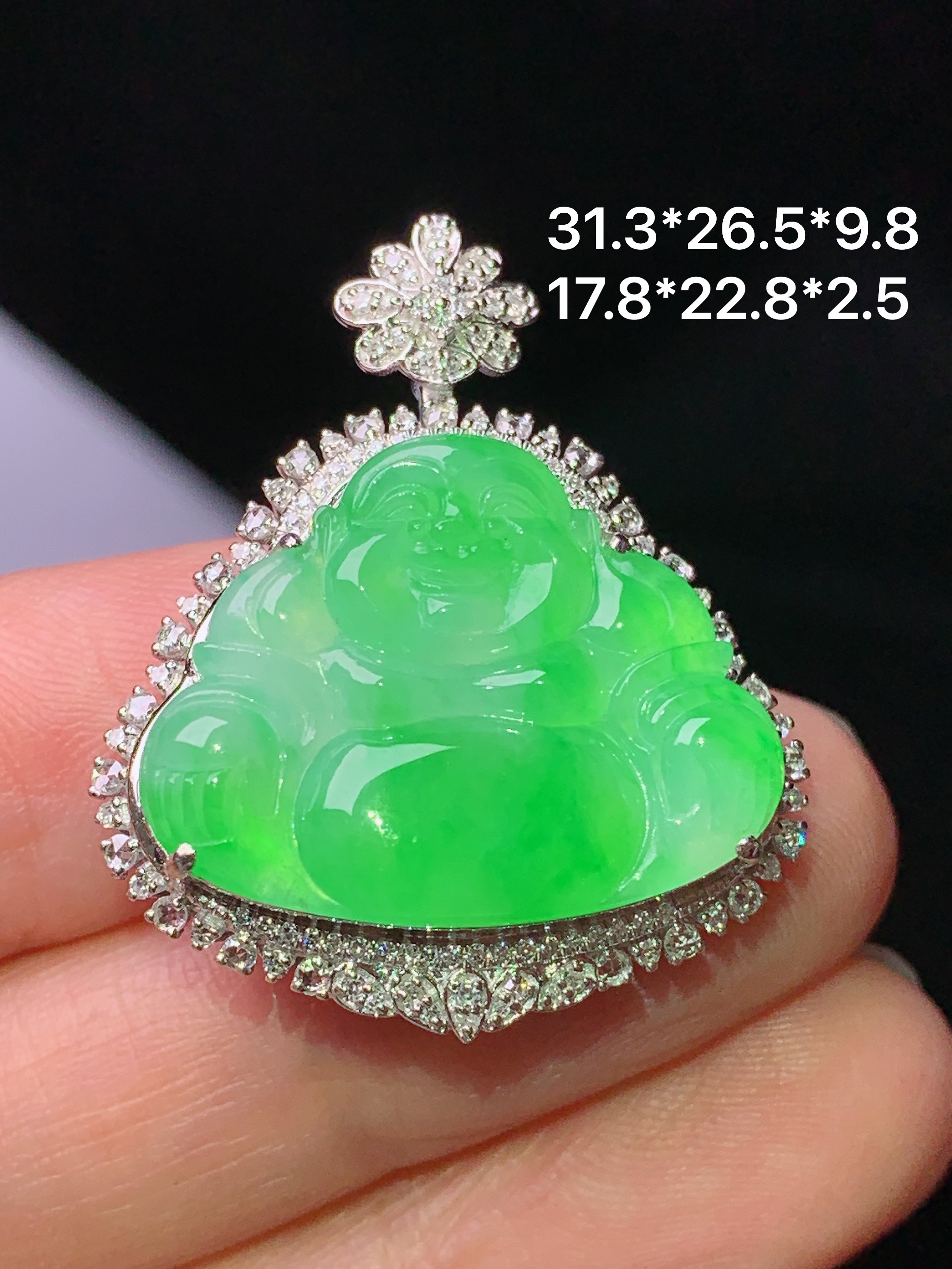 18k金钻镶嵌翠绿佛公吊坠 玉质细腻 色泽艳丽清新 水润亮眼 整体尺寸31.3*26.5*9.8k1