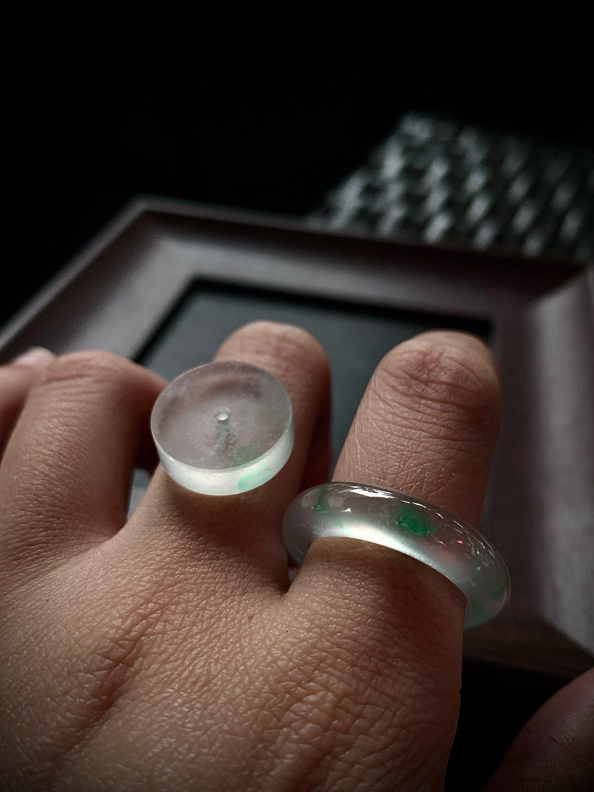 ️ 玻璃种戒圈一套，胶感爆棚，起强荧光。通透度极高，肉眼可见的纯净，质感通透如冰。
尺寸16.2×5/6×4.6，圈口16