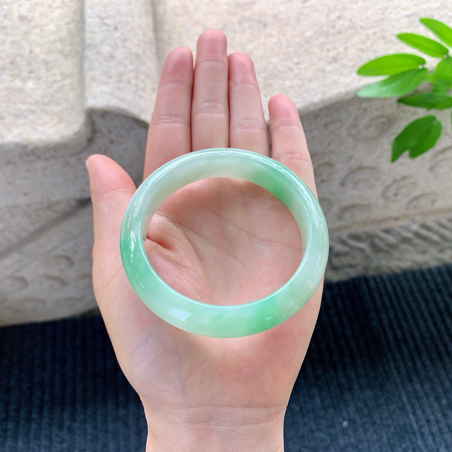 正圈54 55
【圈口】55.4/13.2/8
【描述】飘绿，水润，种老，细腻，无纹裂！