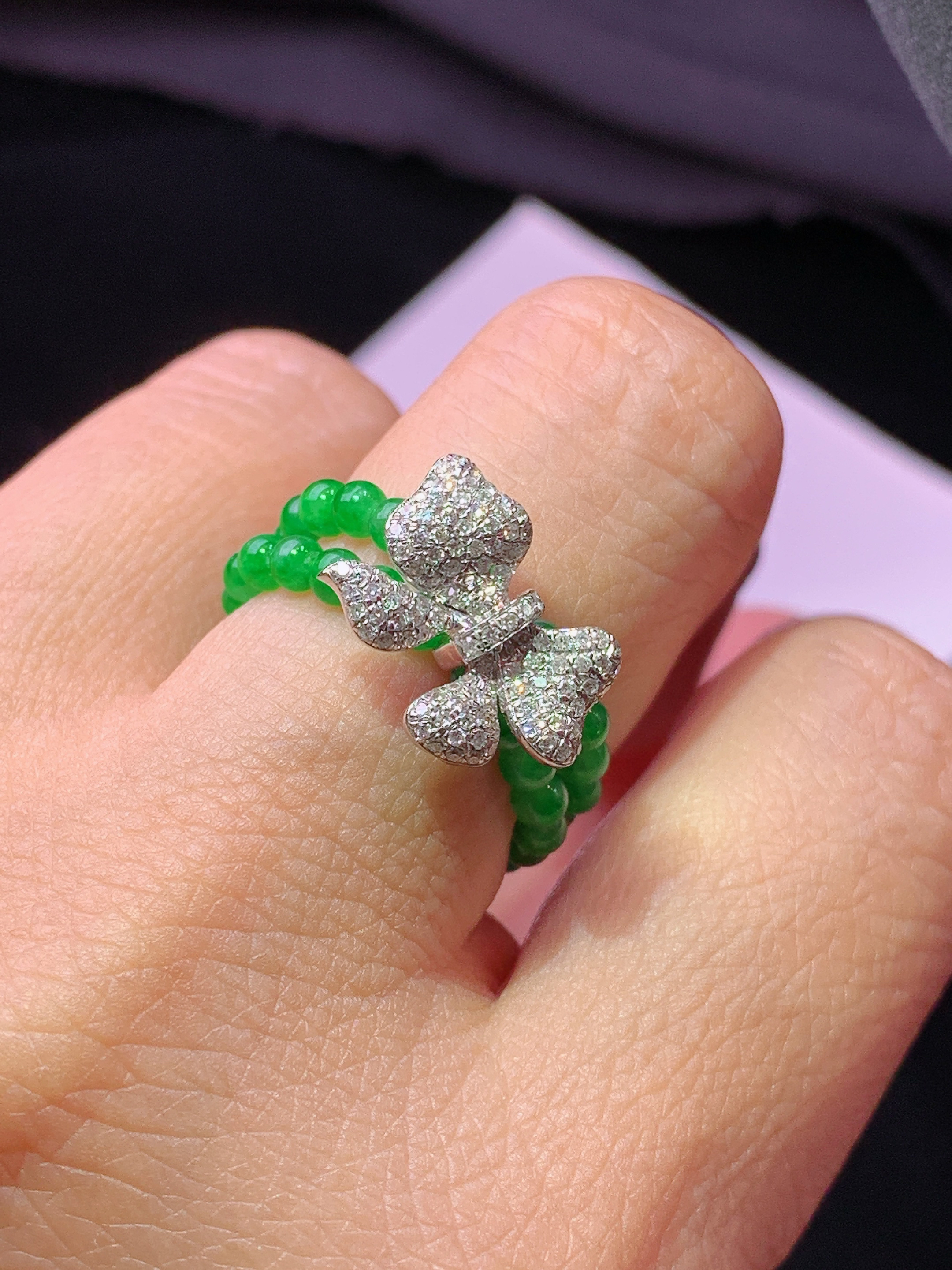 18k金钻镶嵌满绿圆珠戒指 玉质细腻 色泽艳丽清新 水润亮眼 整体尺寸14.8*9.8*2m5