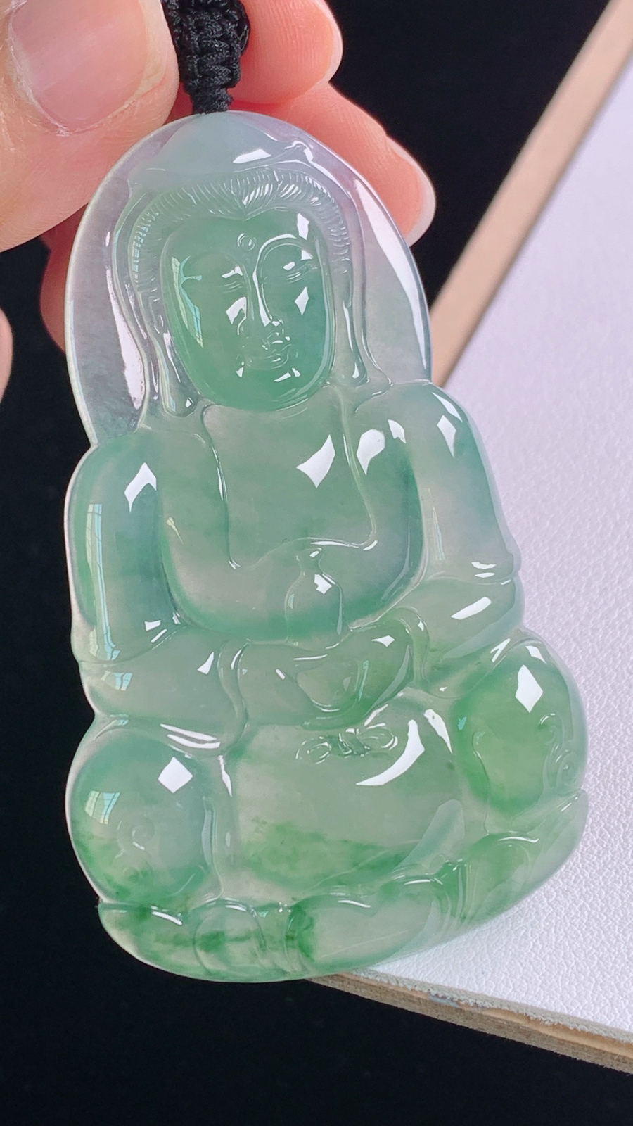 冰晴观音
种色俱佳，水润细腻
尺寸:67.1-42.4-5.8mm