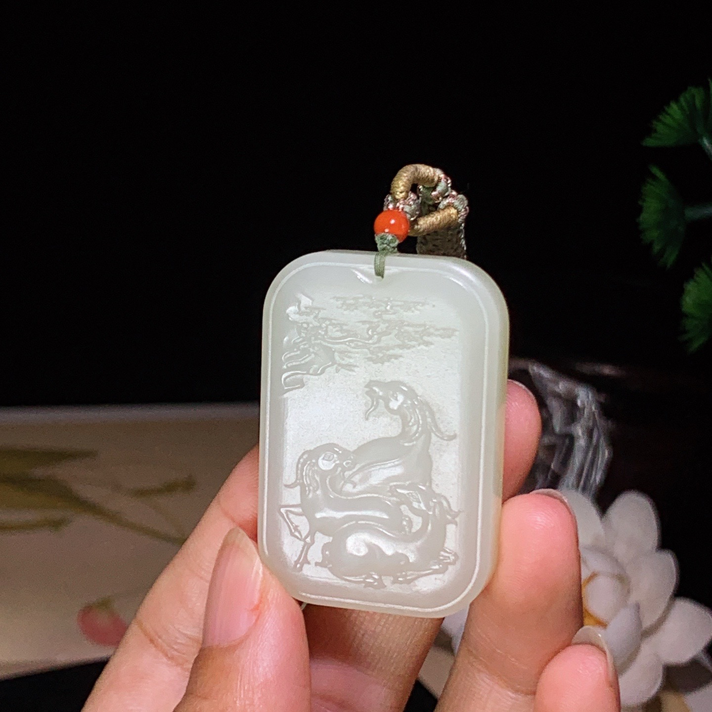 和田玉白玉三阳开泰挂件。尺寸43/29/8重26.5克 玉质细腻油润 底色纯净 脂粉好，品质好。lt260402