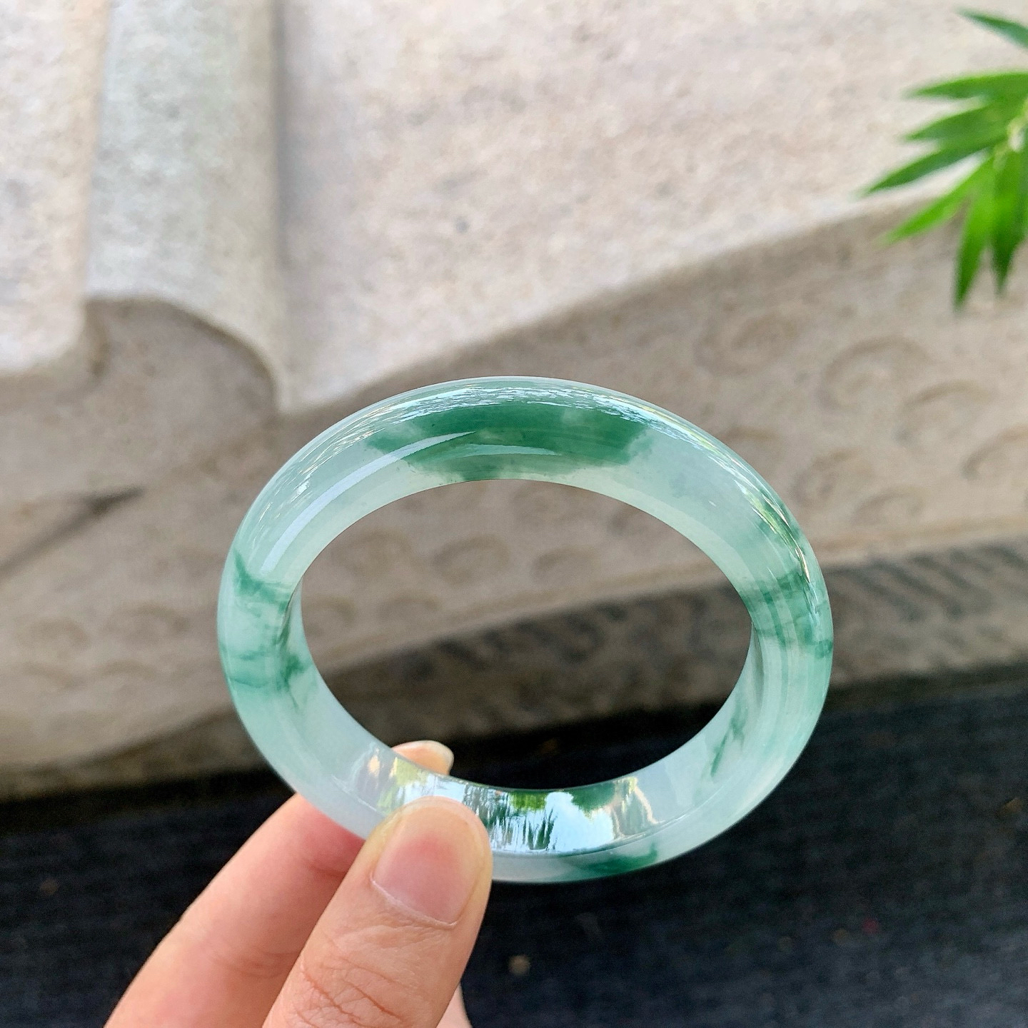 正圈55 56
【圈口】56/12.1/8.6
【描述】冰糯飘花，水润，种老，细腻，无纹裂！